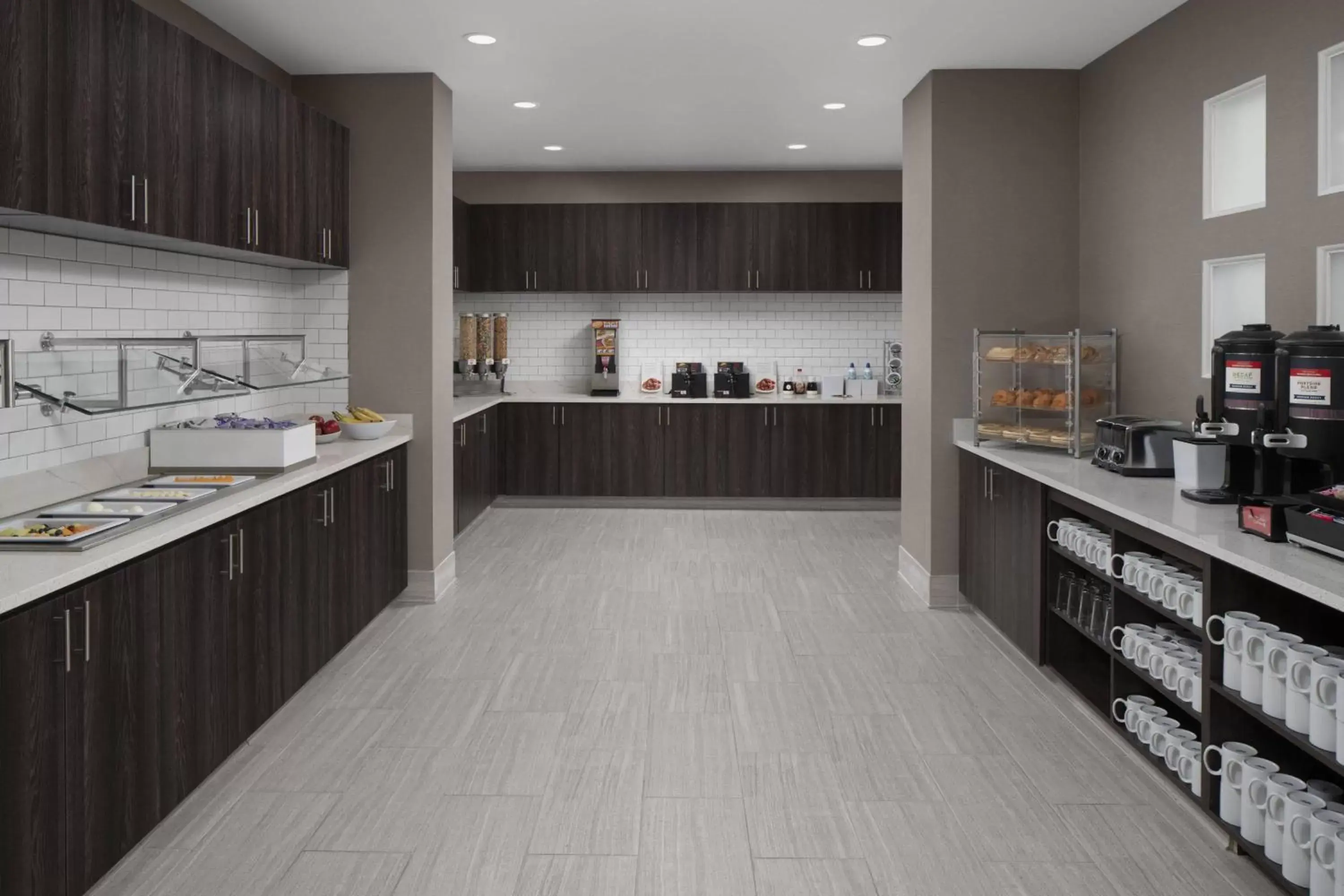 Breakfast, Kitchen/Kitchenette in Residence Inn By Marriott Jacksonville-Mayo Clinic Area