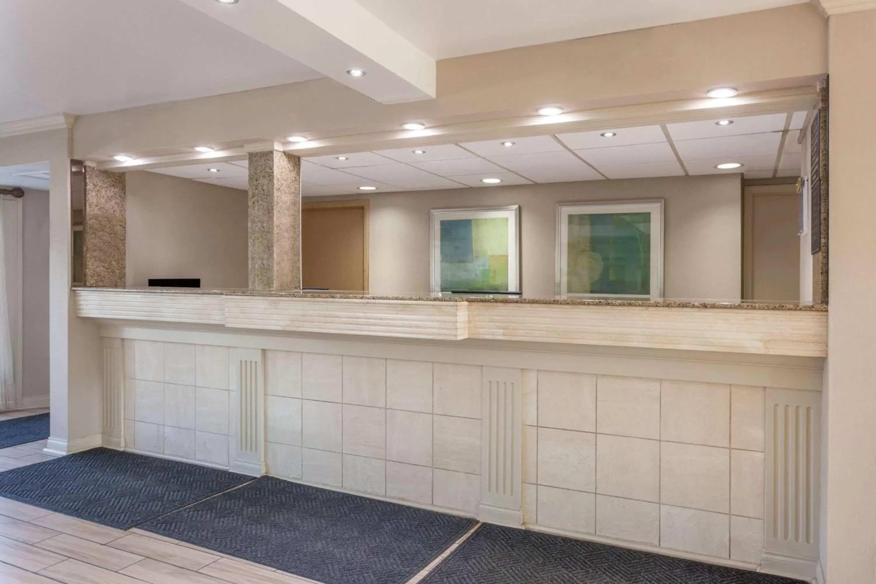 Lobby or reception, Lobby/Reception in Days Inn & Suites by Wyndham Roseville/Detroit Area