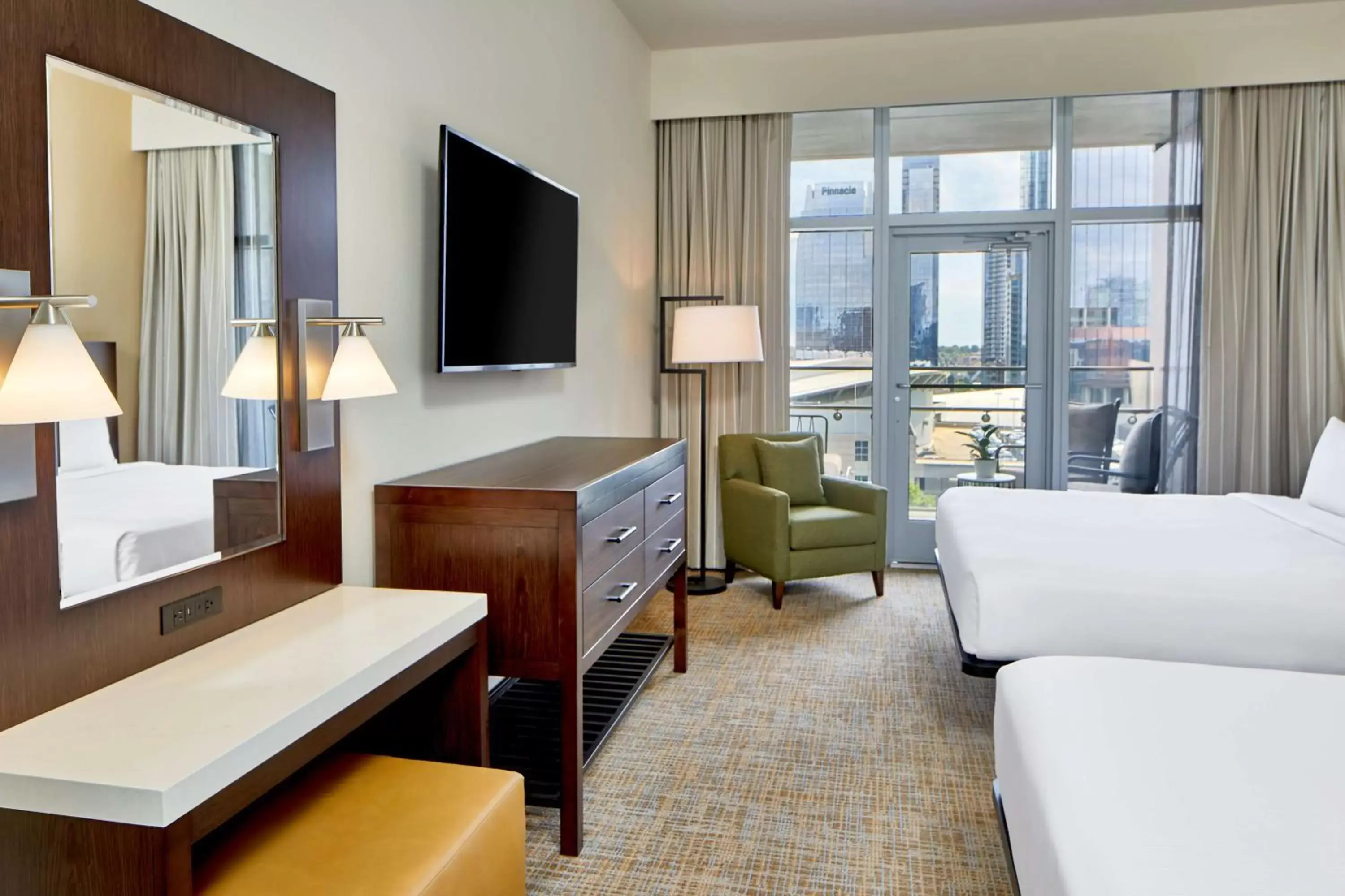 Bed, TV/Entertainment Center in Embassy Suites by Hilton Nashville Downtown