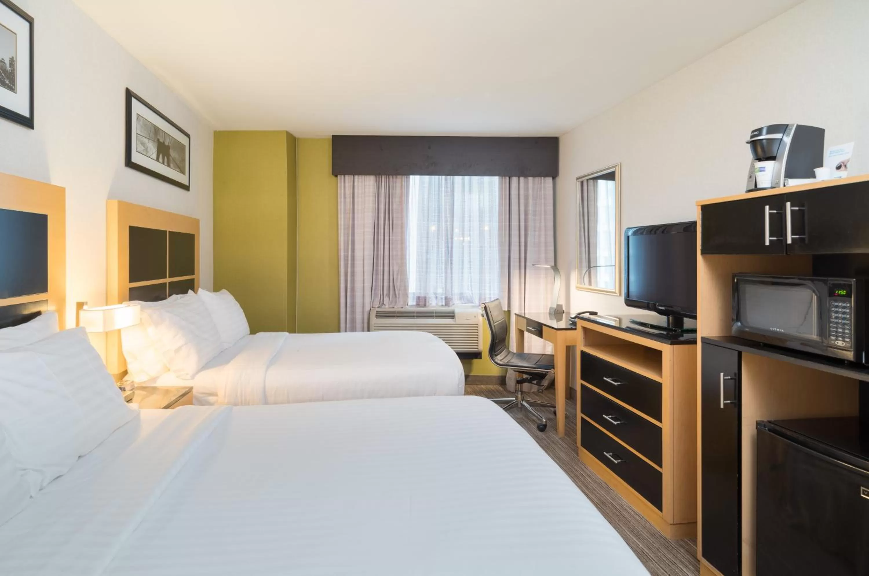 Photo of the whole room, Bed in Holiday Inn Express - Wall Street by IHG