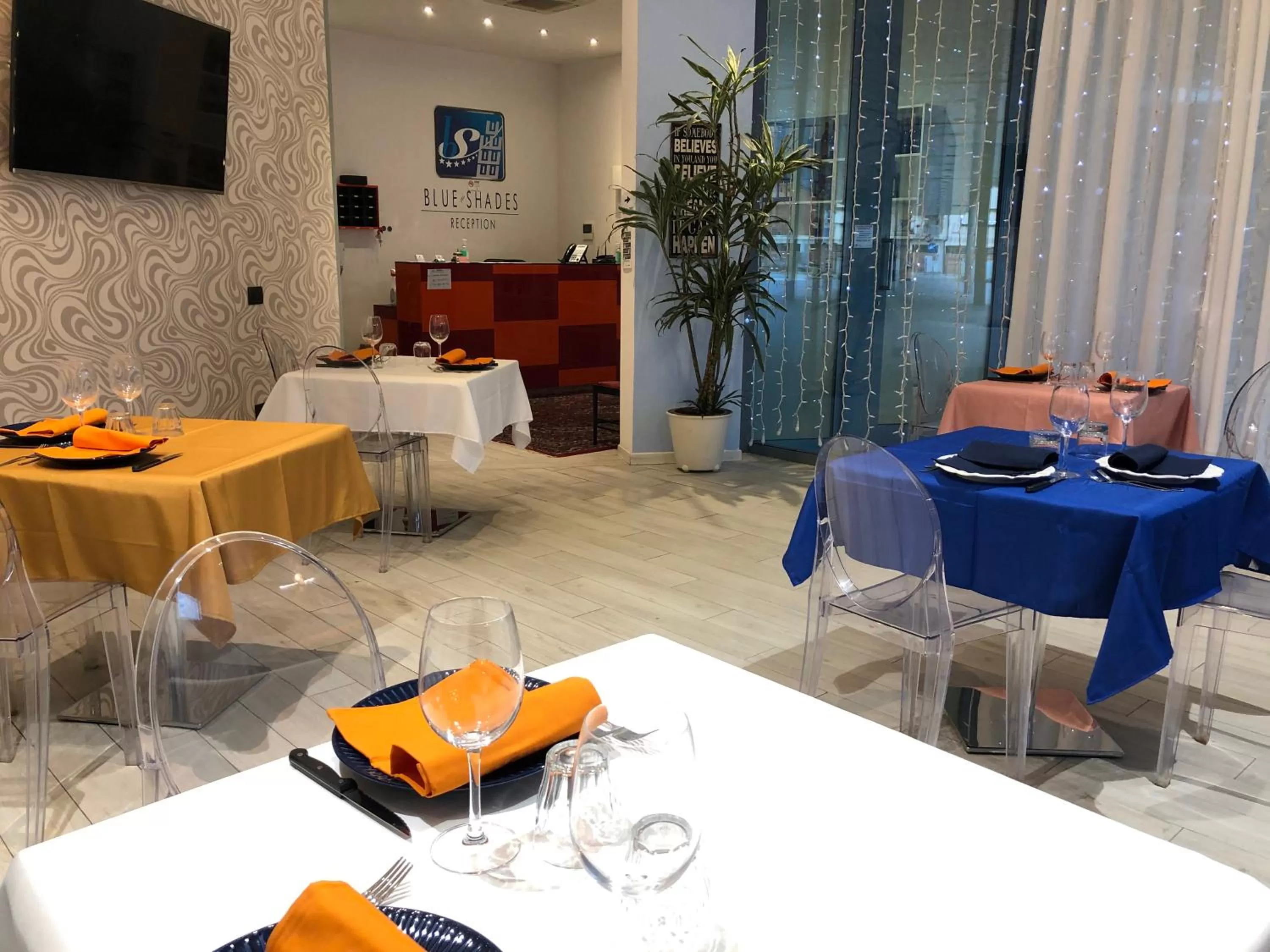 Restaurant/places to eat in Blue Shades Hotel