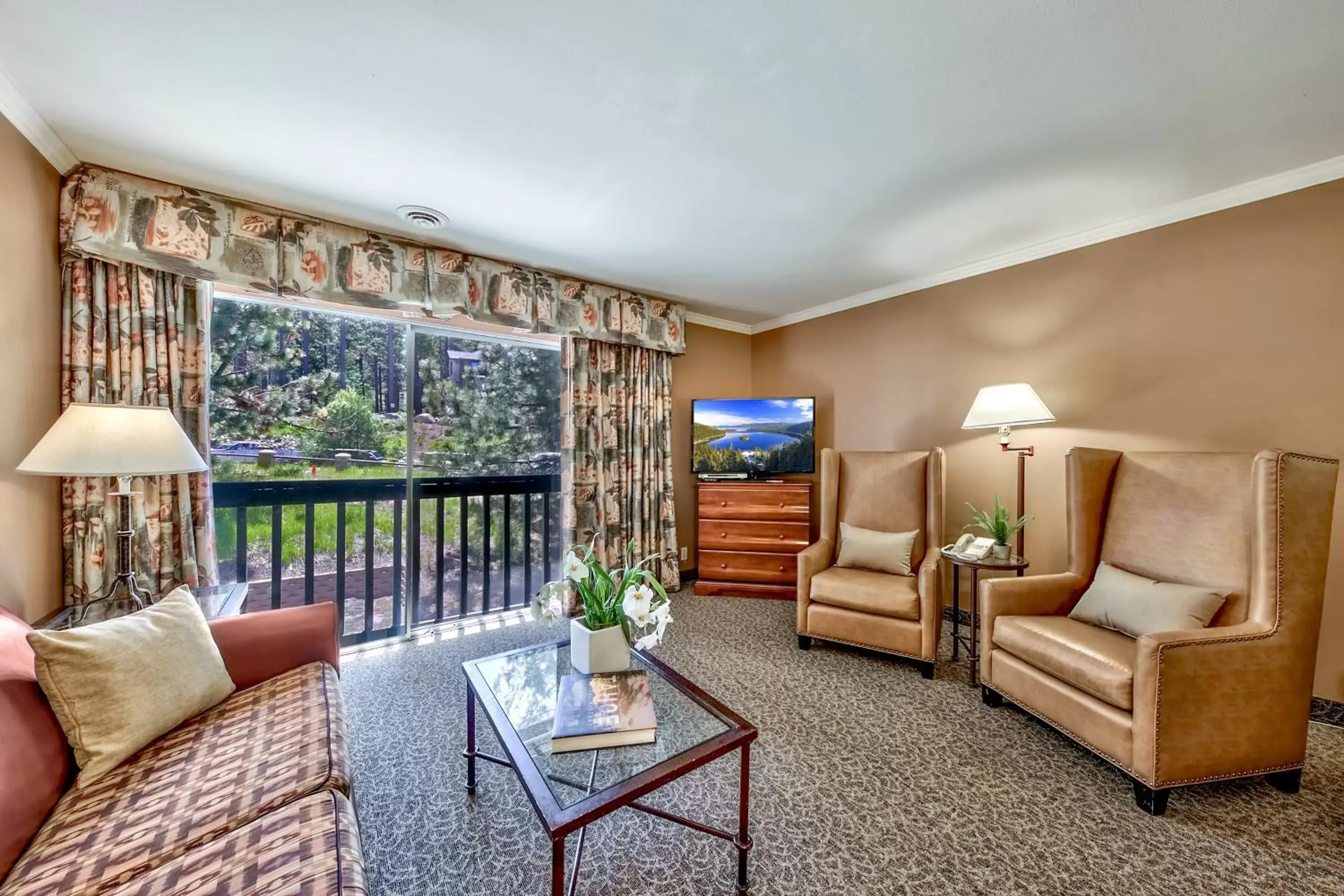 Living room, Seating Area in Forest Suites Resort at the Heavenly Village