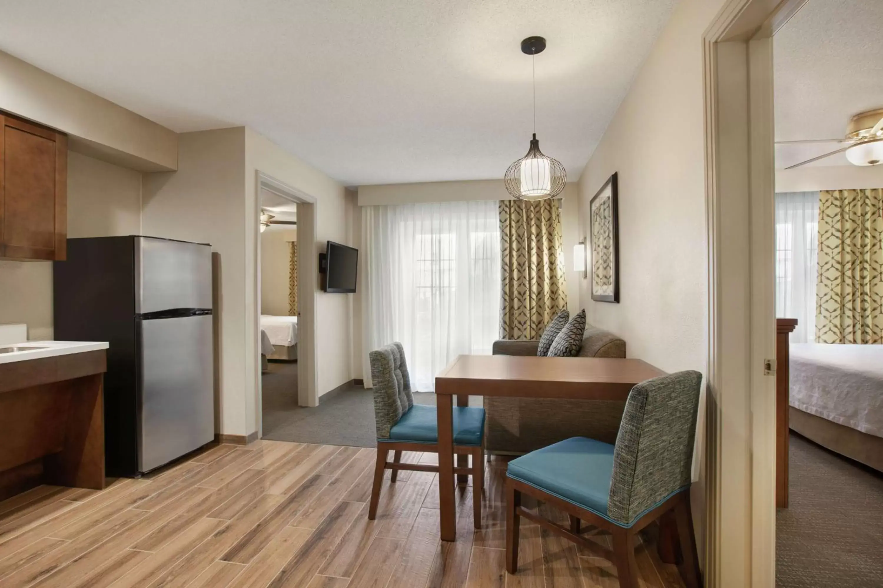 Bedroom, Dining Area in Homewood Suites by Hilton Kansas City Airport