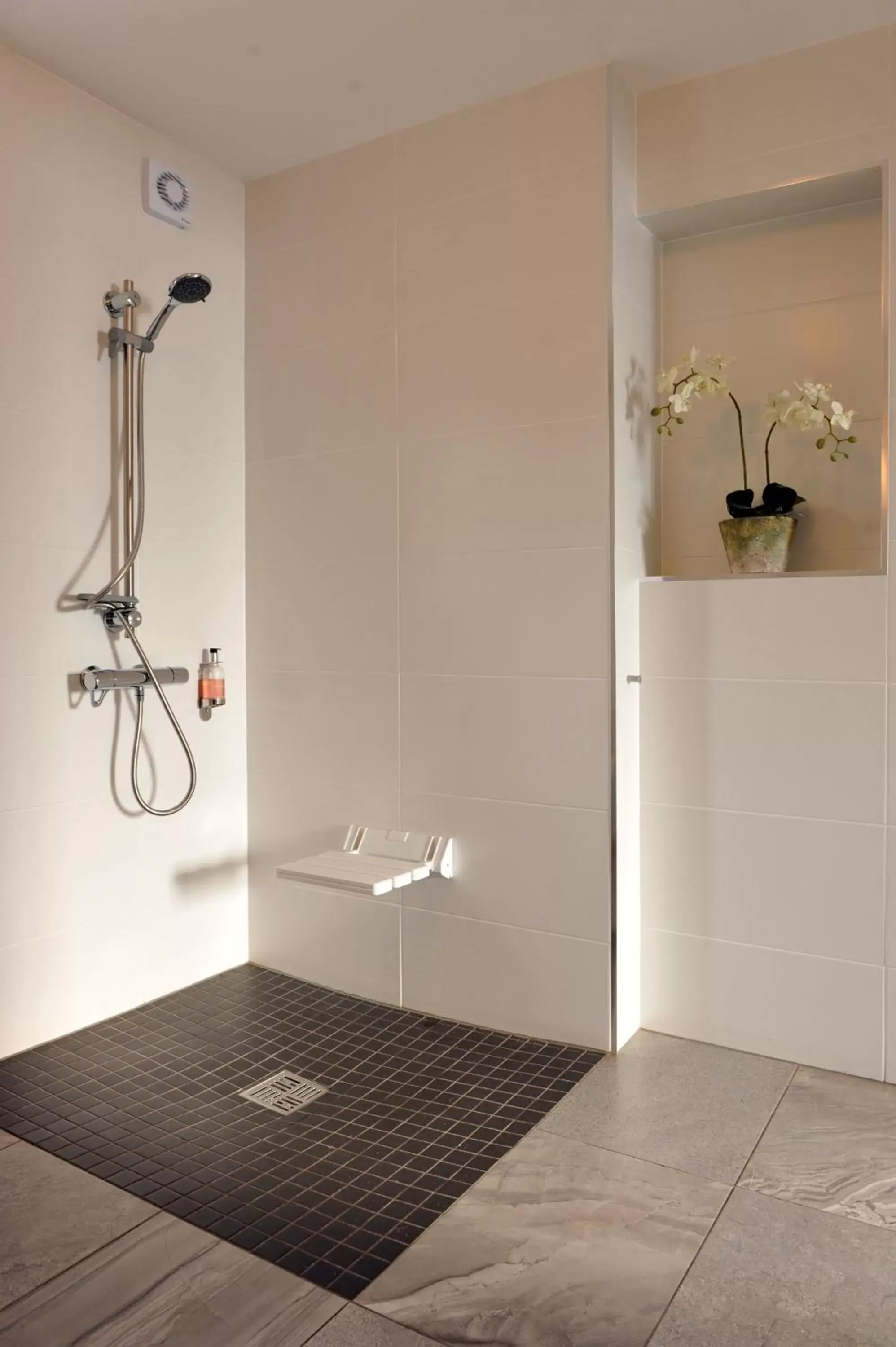 Shower, Bathroom in The Gateway Lodge
