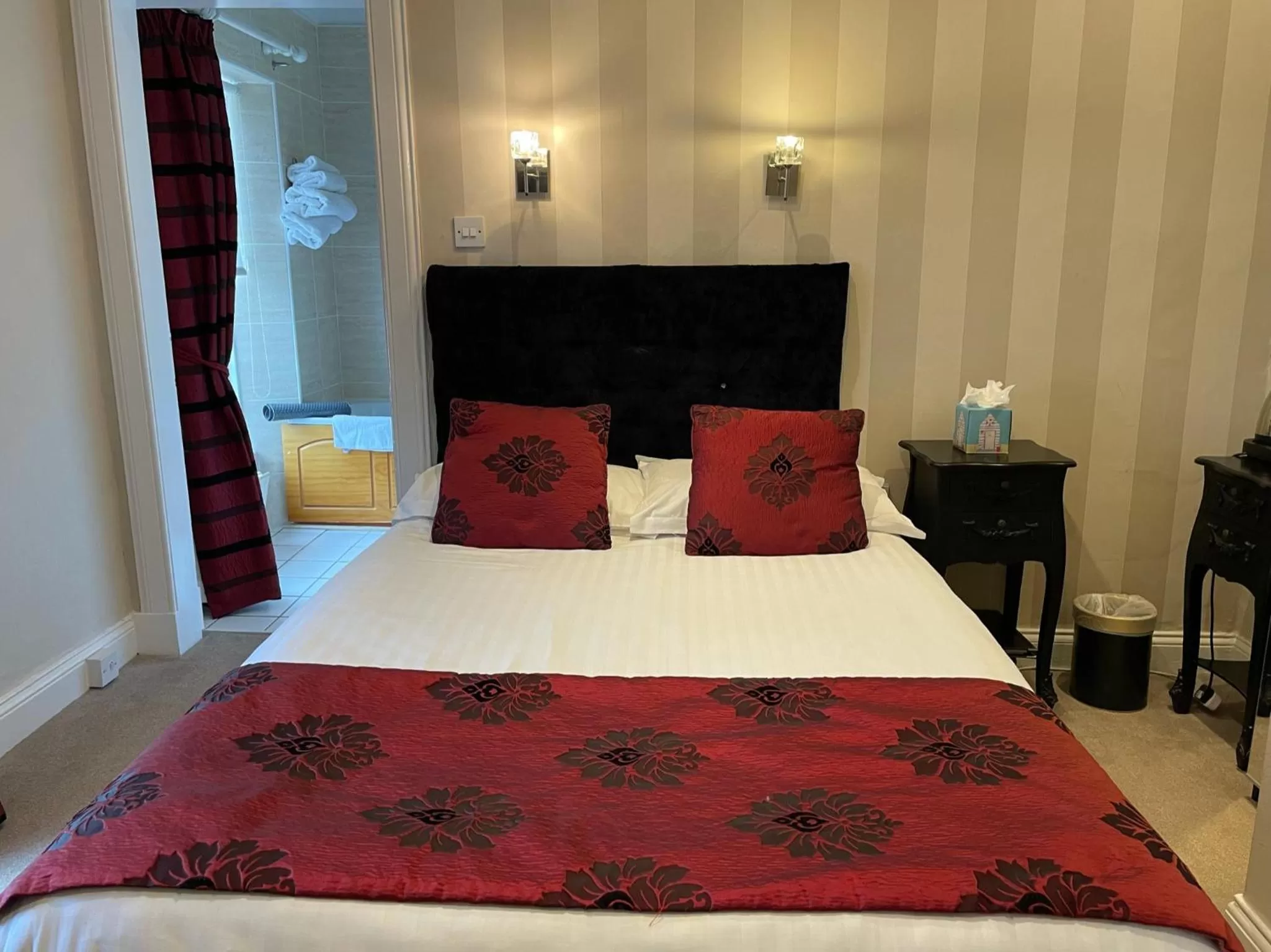 Bed in The Original Rosslyn Inn