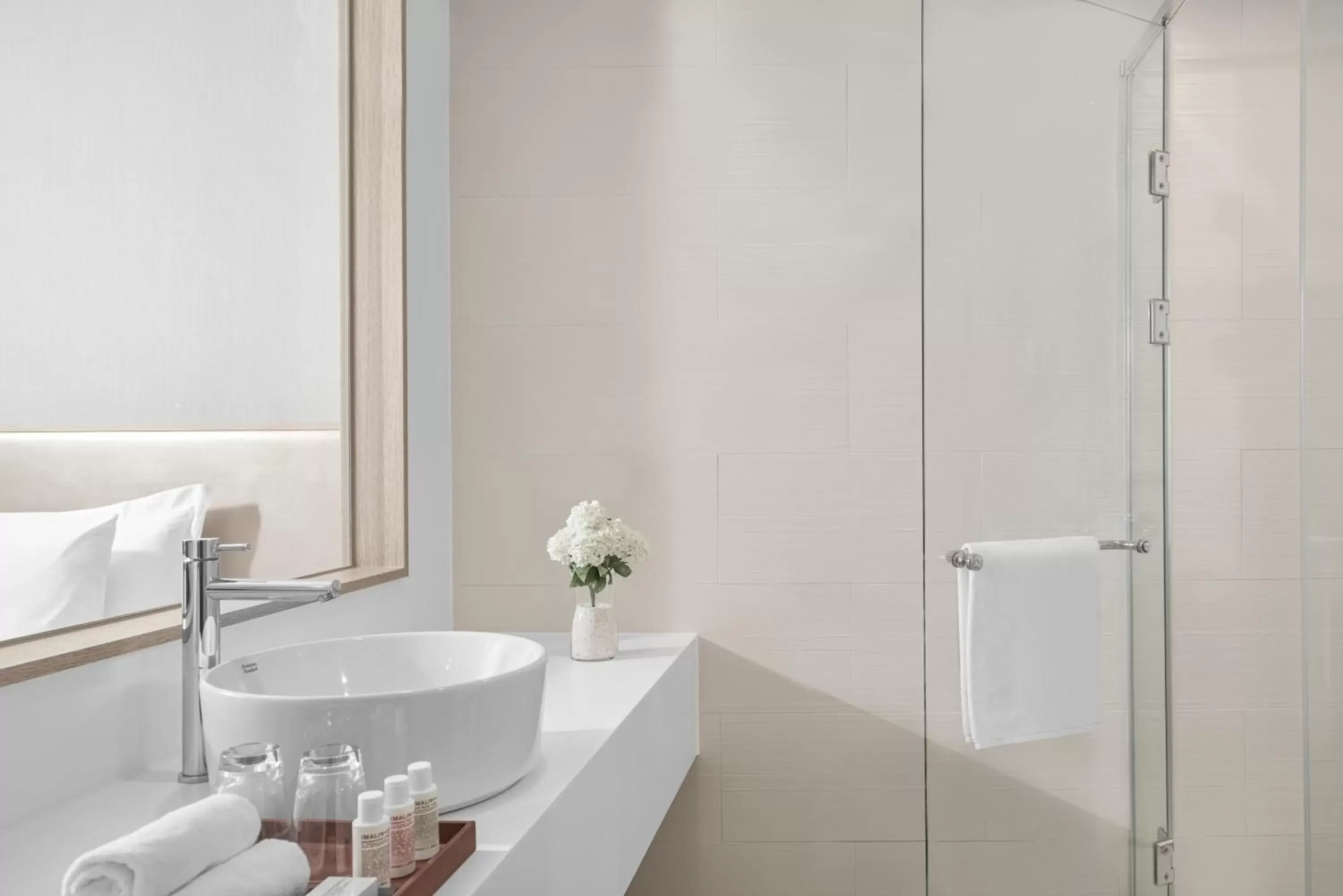 Deluxe Twin Room with City View in Avani Central Busan Deluxe Twin Room with City View in Avani Central Busan