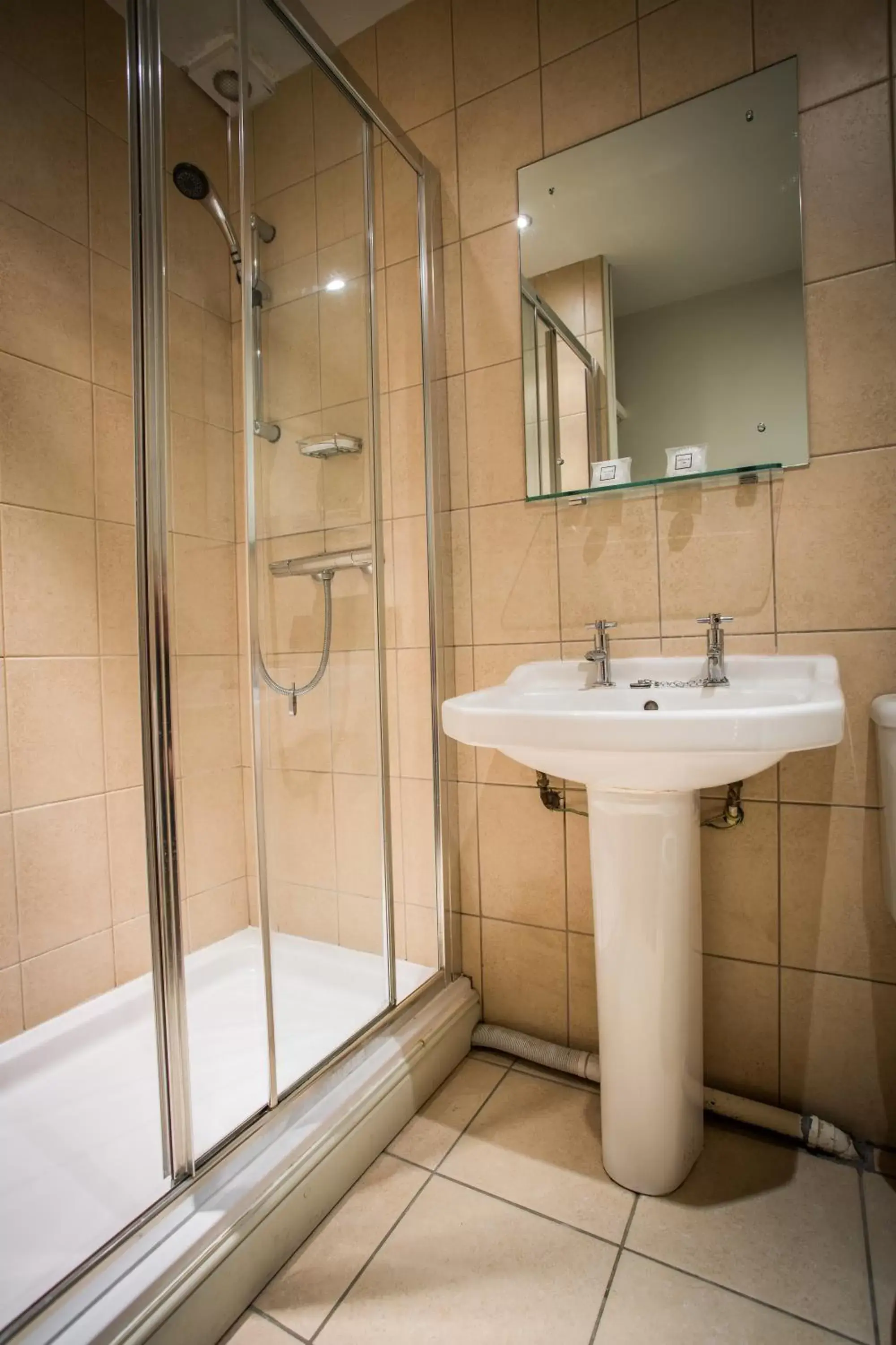 Shower, Bathroom in Tennant Arms Hotel