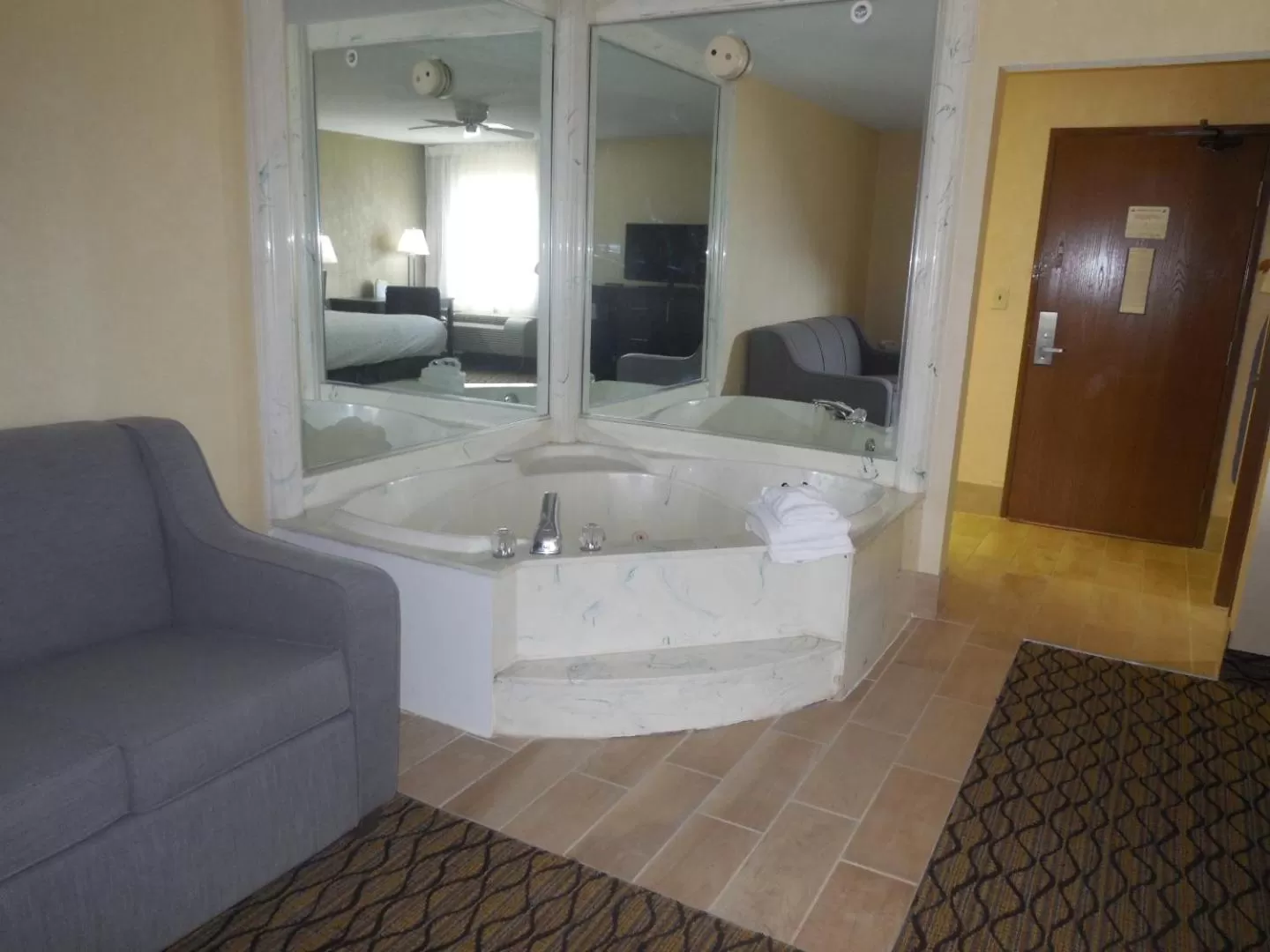 Seating area in Baymont by Wyndham Bridgeport/Frankenmuth