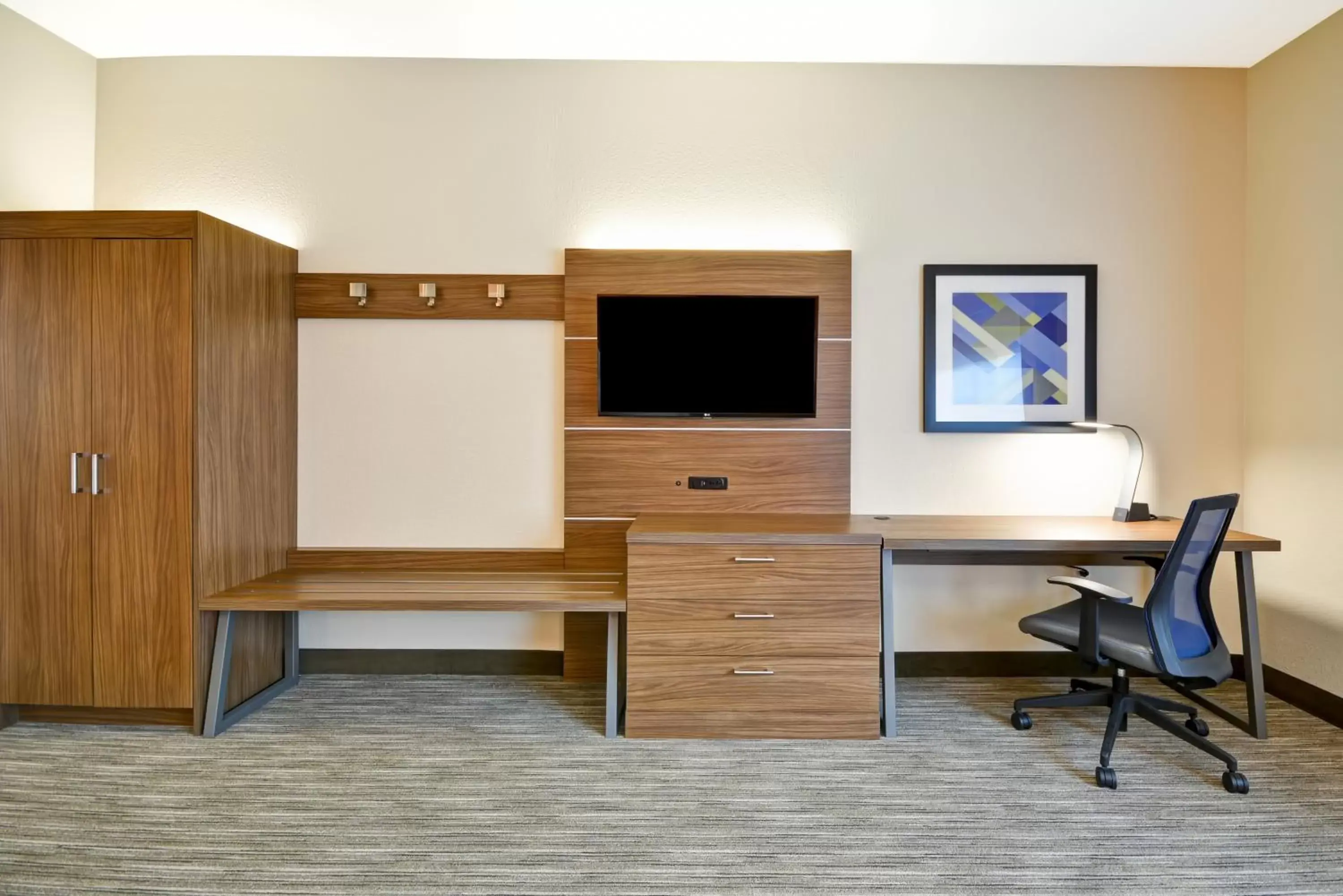 Photo of the whole room, TV/Entertainment Center in Holiday Inn Express - Evansville, an IHG Hotel