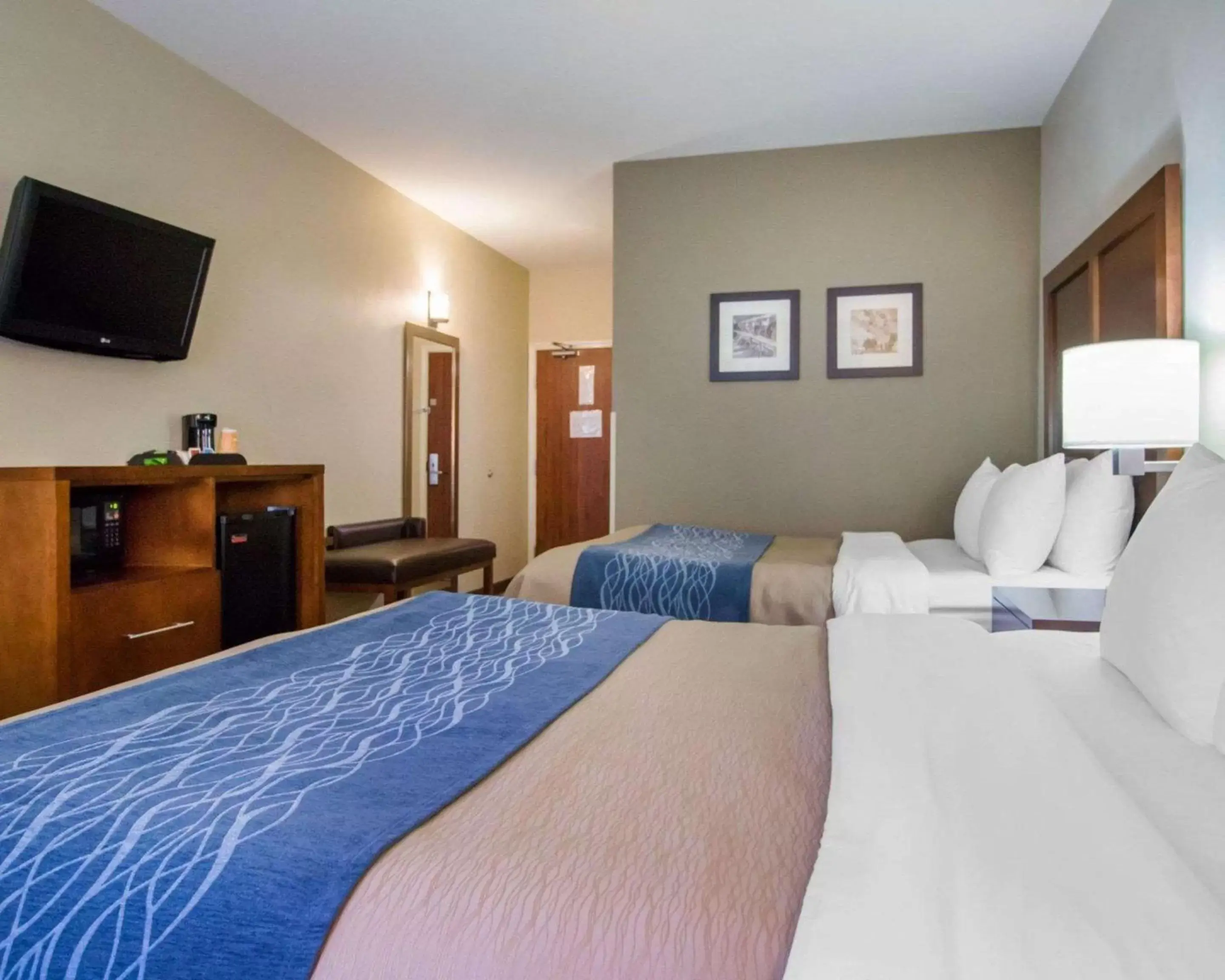 Photo of the whole room, Bed in Comfort Inn & Suites Hotel in the Black Hills