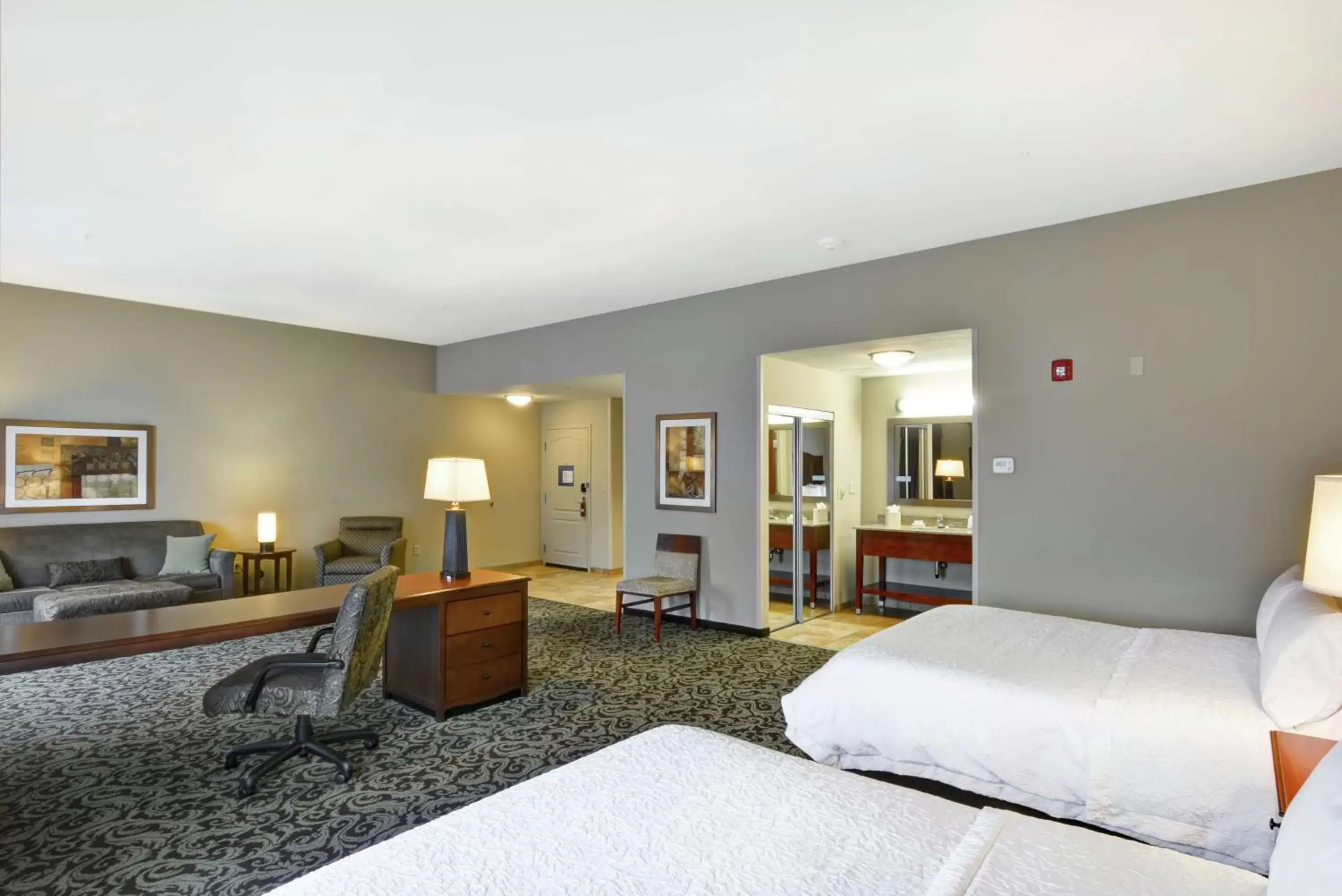 Bedroom in Hampton Inn and Suites New Hartford/Utica