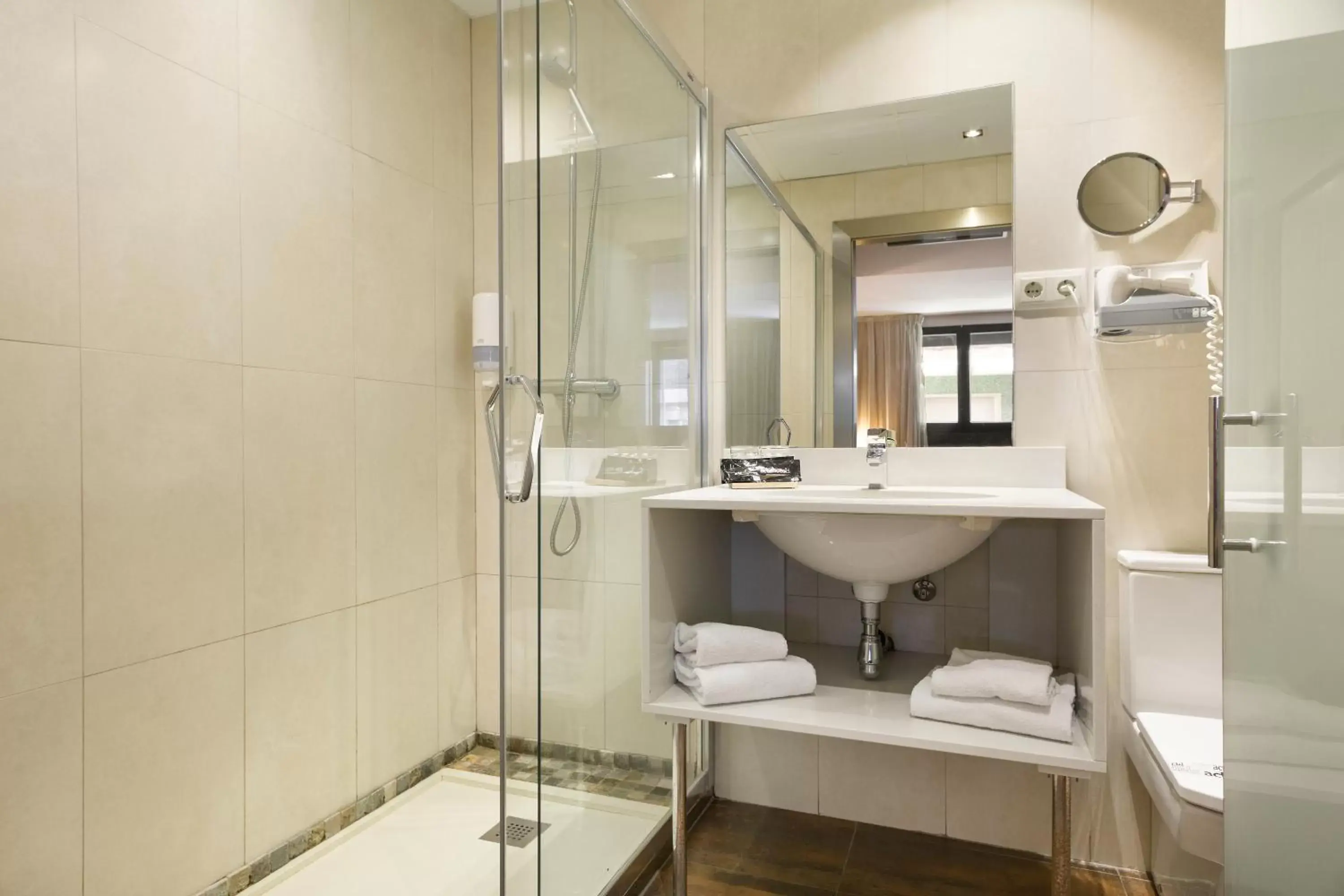Shower, Bathroom in Hotel Acta Azul Barcelona