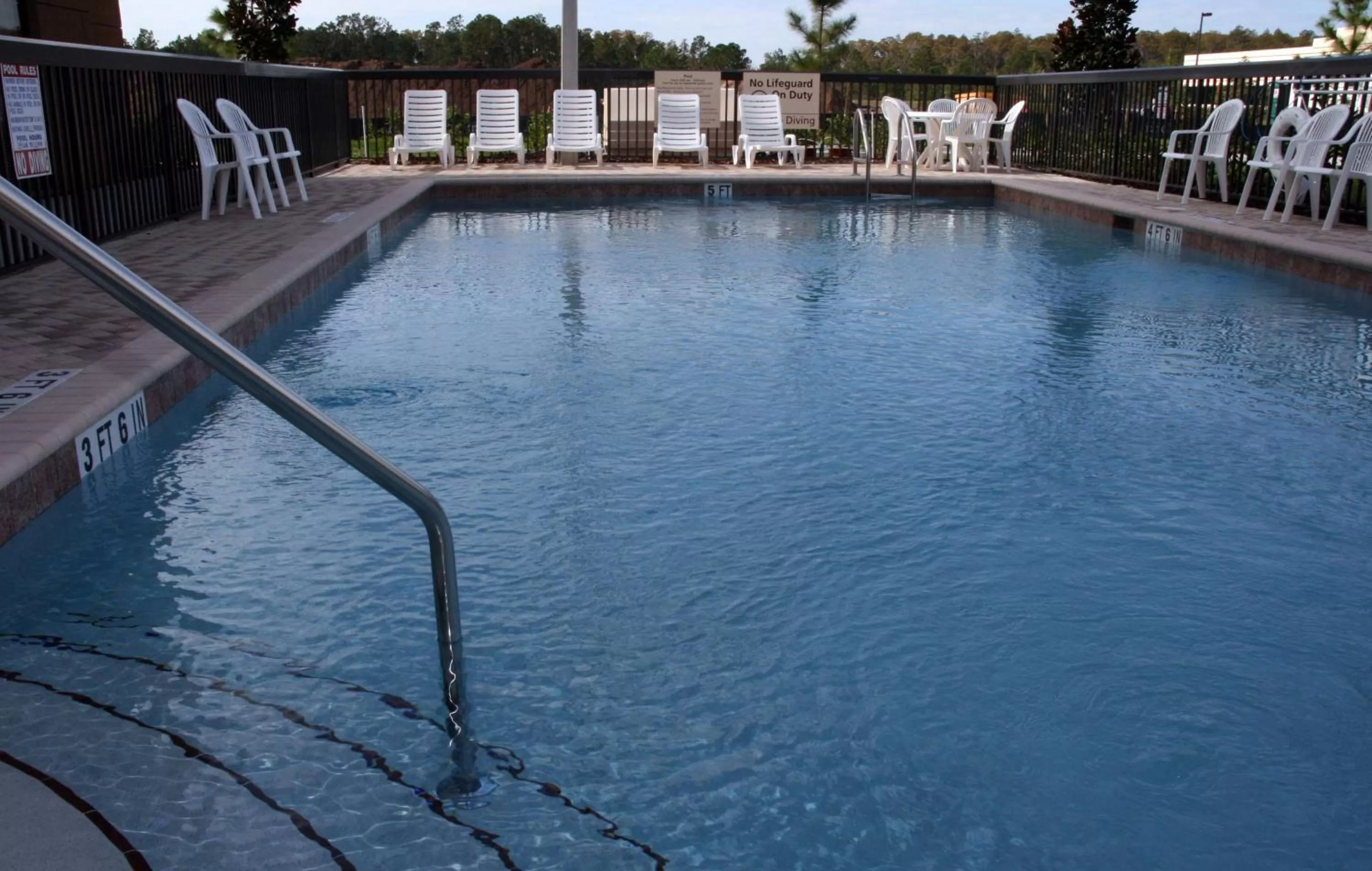 Pool view in Hampton Inn & Suites Orlando-John Young Parkway/South Park