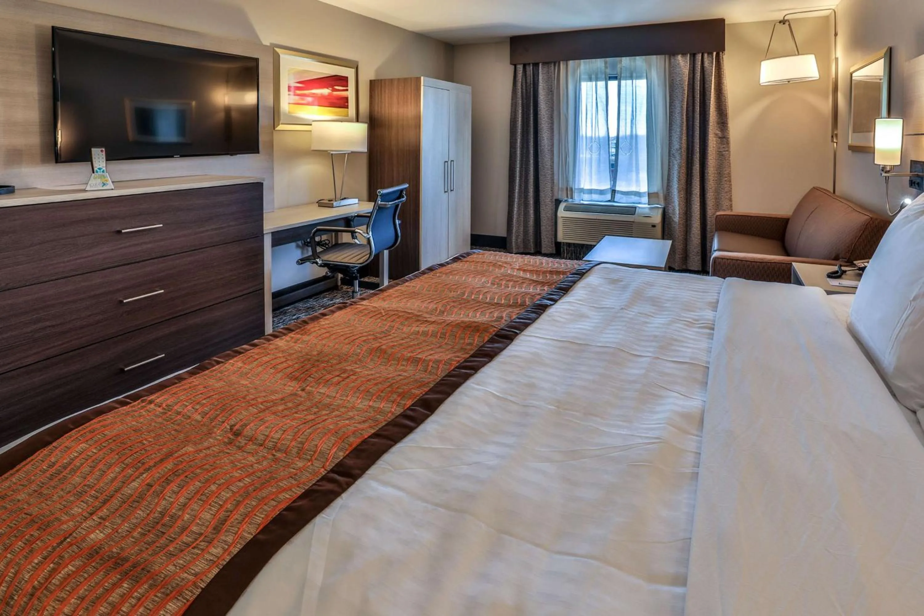 Photo of the whole room, Bed in Best Western Plus Executive Residency Nashville