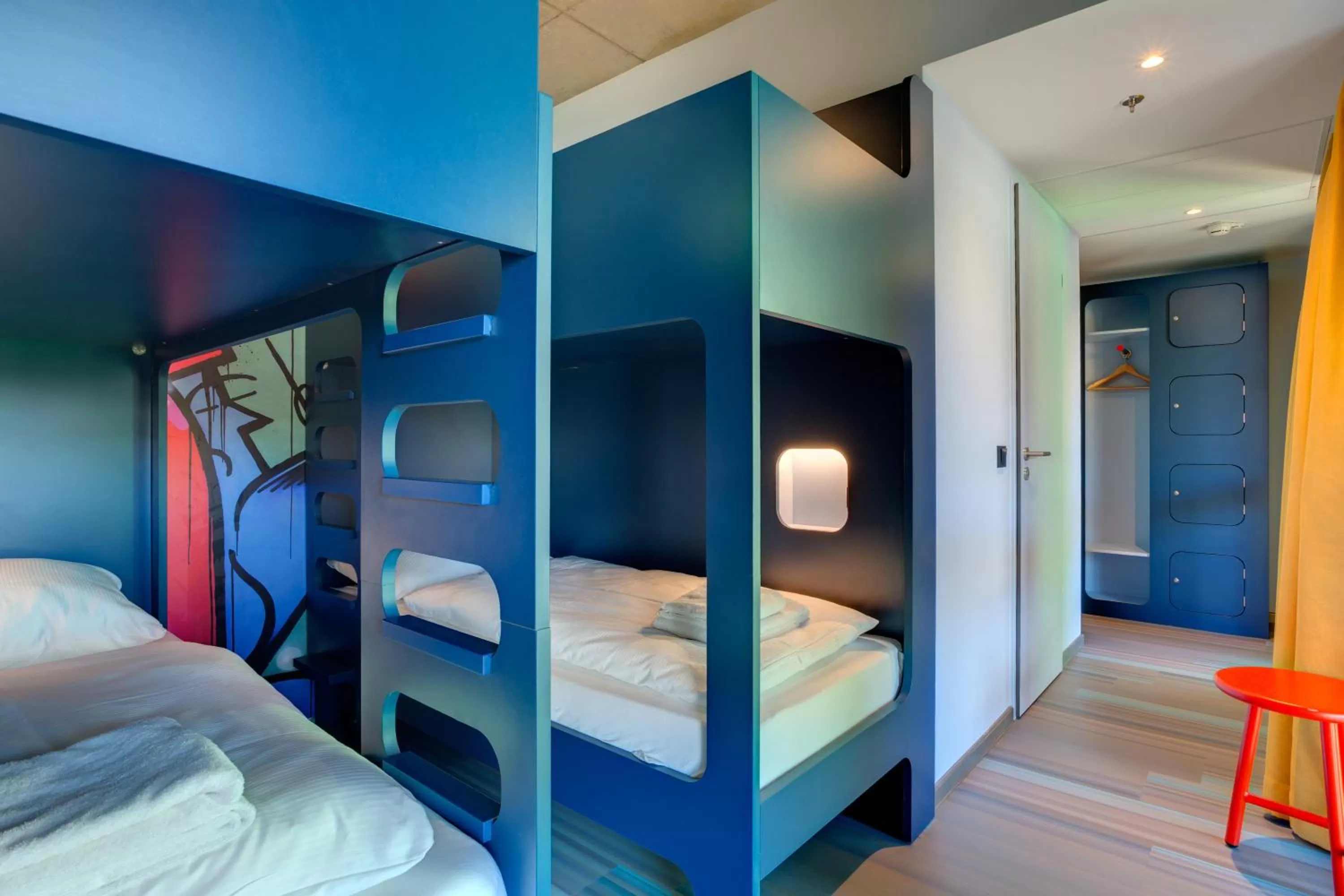 Photo of the whole room, Bed in MEININGER Hotel Berlin East Side Gallery