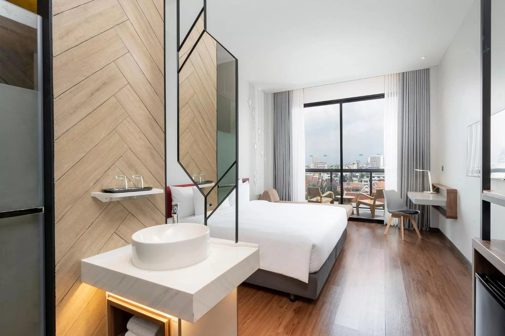 Photo of the whole room, Bed in Centara Life Hotel Bangkok Phra Nakhon