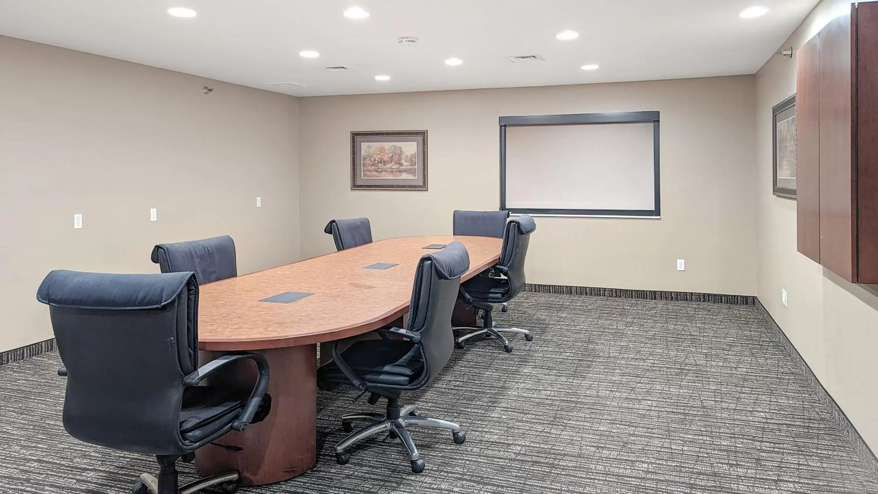 Business Area/Conference Room in Estherville Hotel & Suites