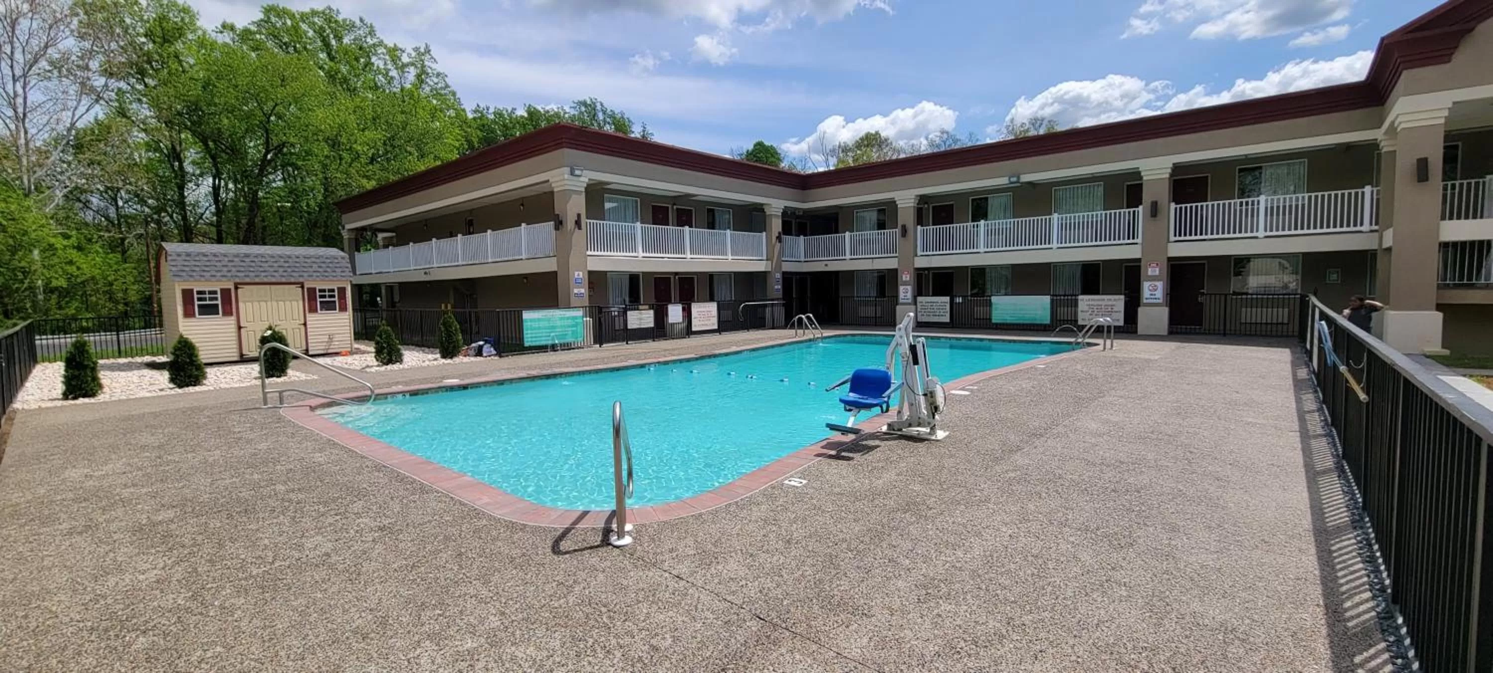 Swimming pool in Red Roof Inn Bordentown - McGuire AFB