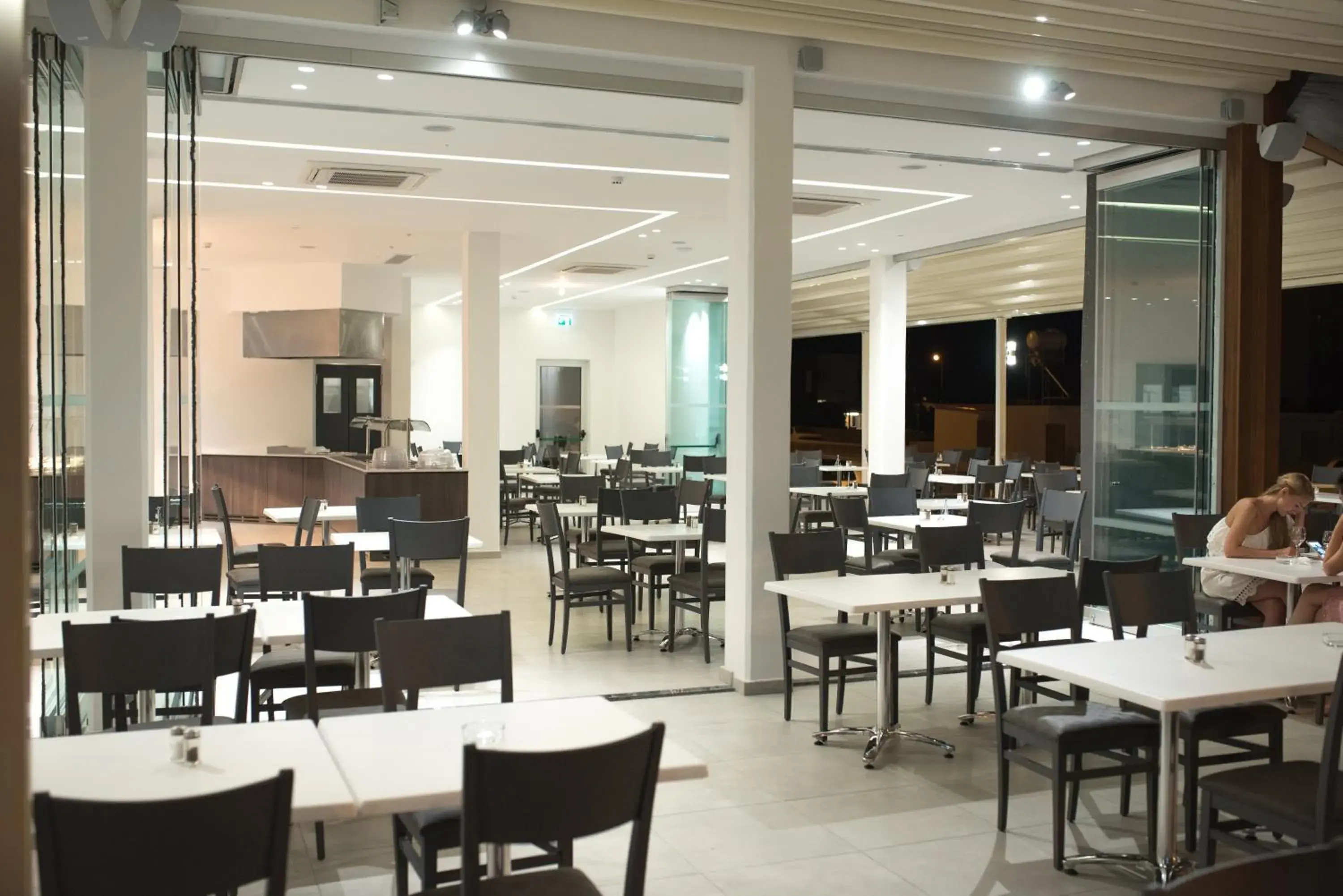 Restaurant/Places to Eat in Mandali Hotel