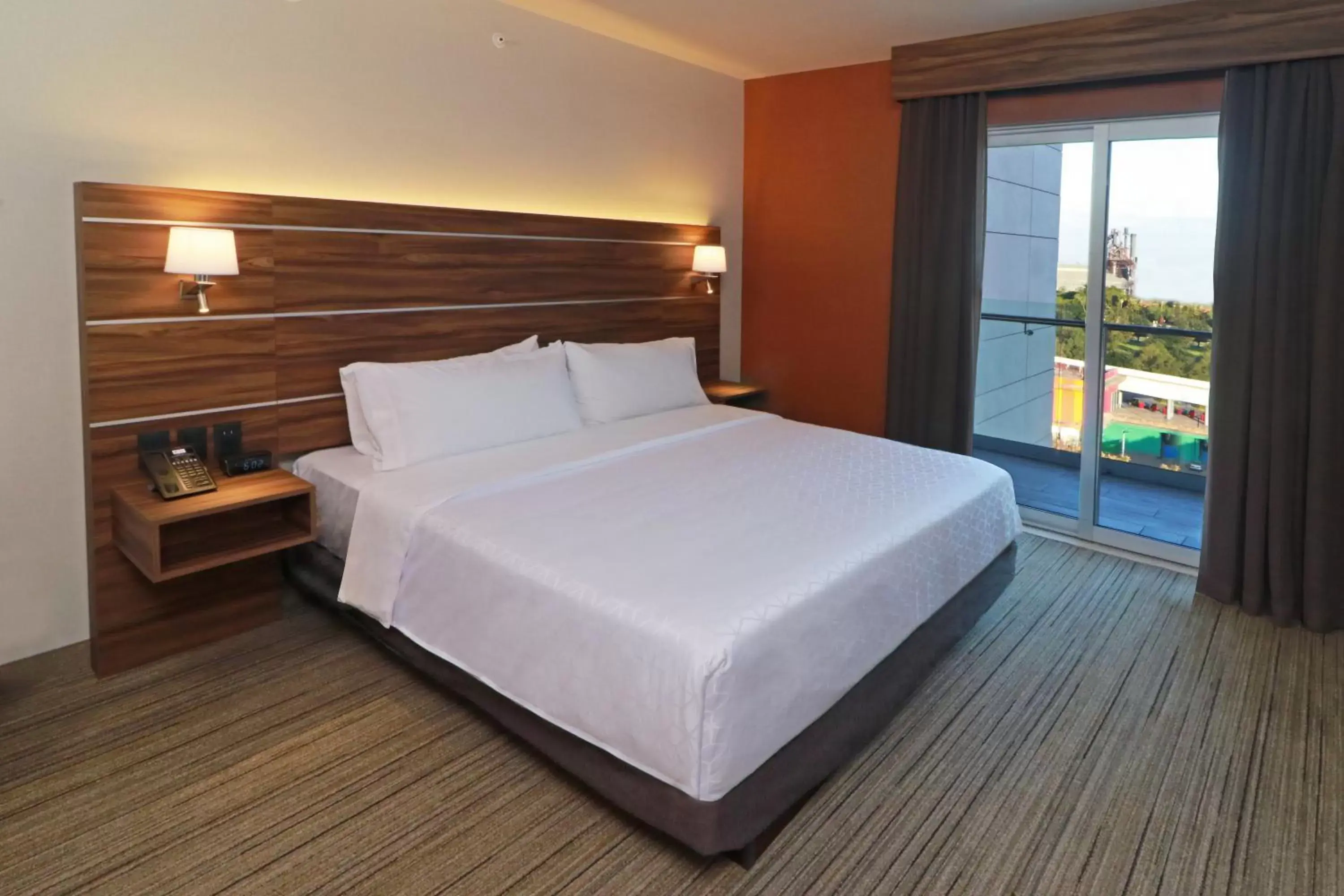 Bed in Holiday Inn Express - Monterrey - Fundidora, an IHG Hotel