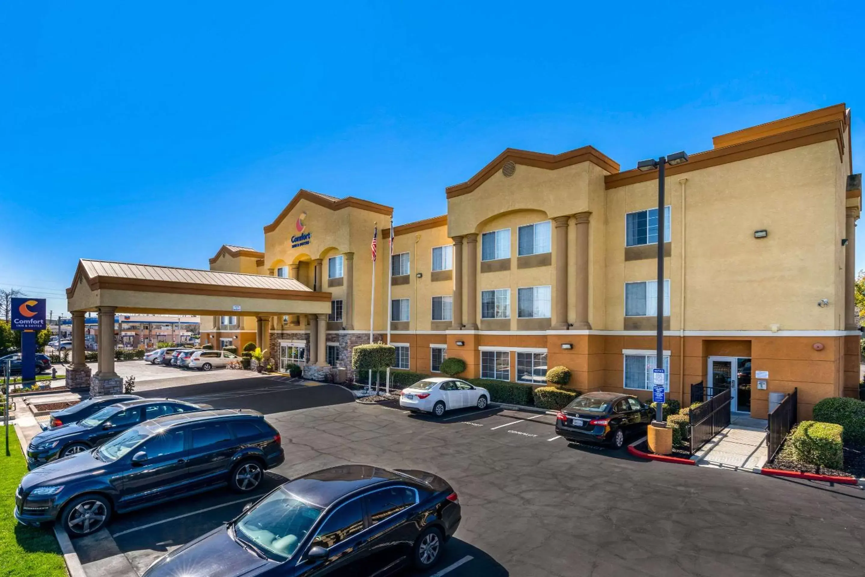 Property Building in Comfort Inn & Suites Sacramento – University Area