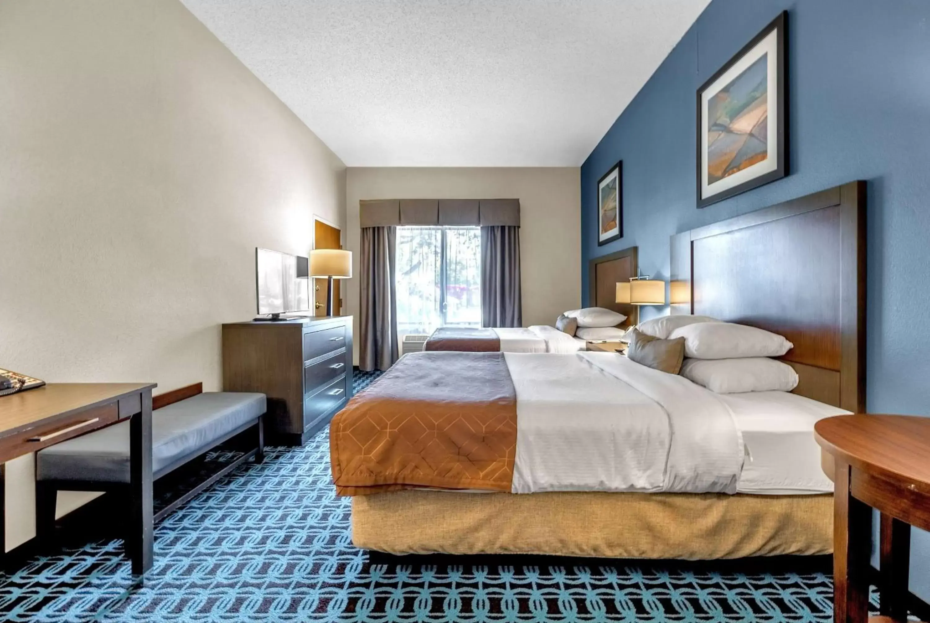 Photo of the whole room, Bed in Wingate by Wyndham Schaumburg