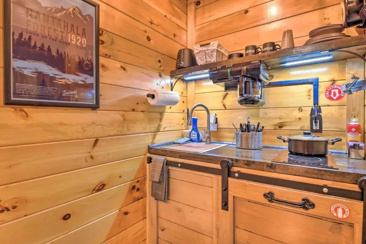 Kitchen/Kitchenette in The Lodge Nantahala River