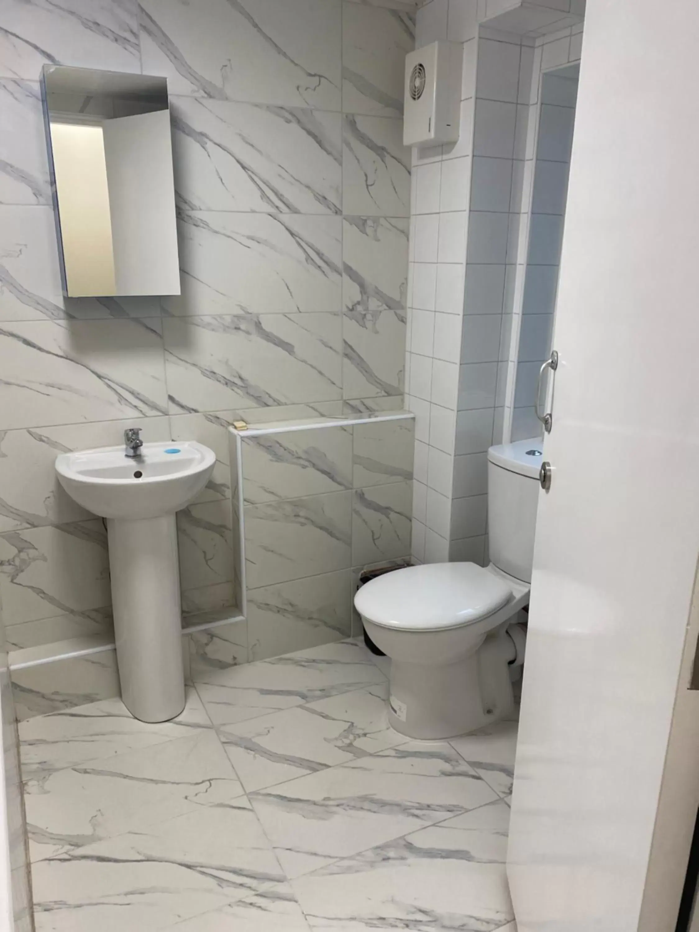 Bathroom in 27 Argyle Square
