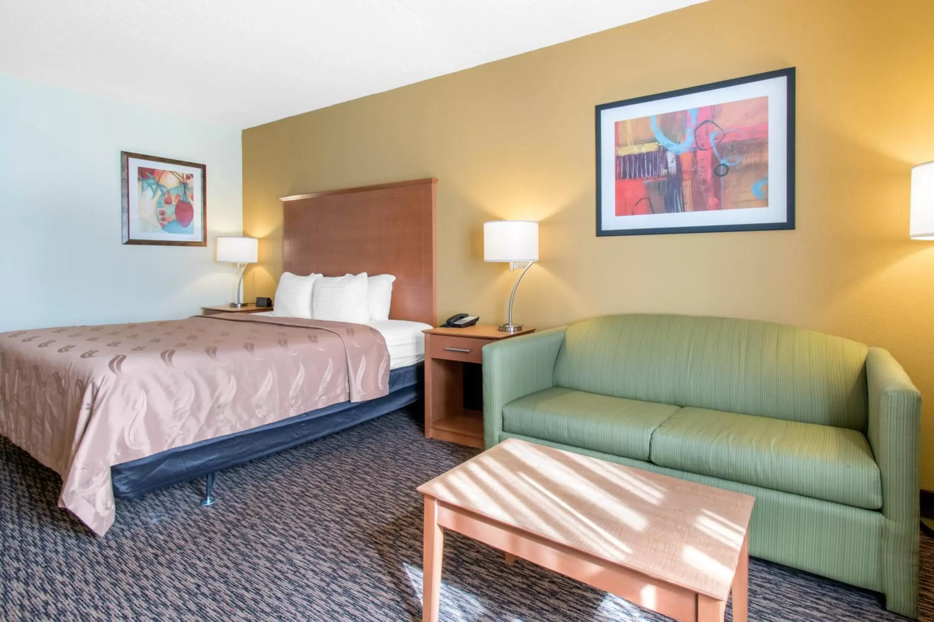 Bed in Clarion Hotel & Suites University-Shippensburg