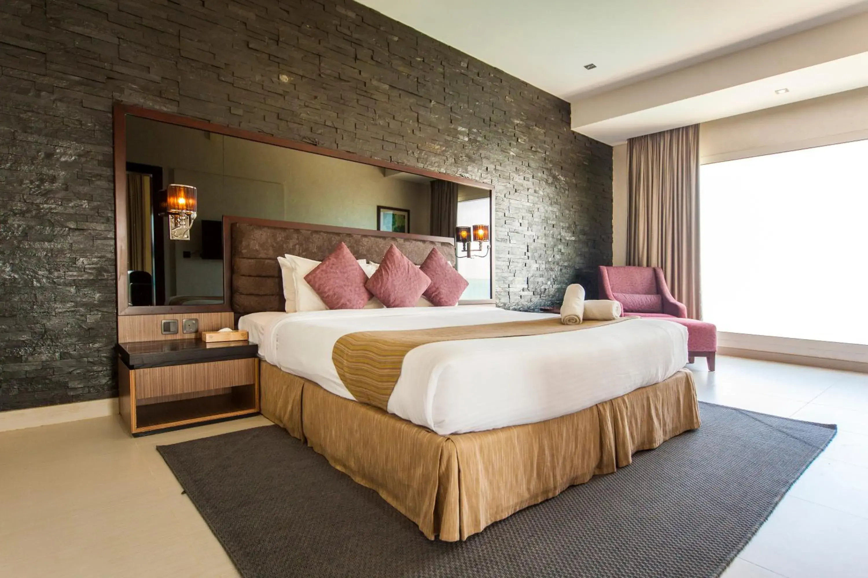 Bedroom, Bed in Pearl Beach Hotel