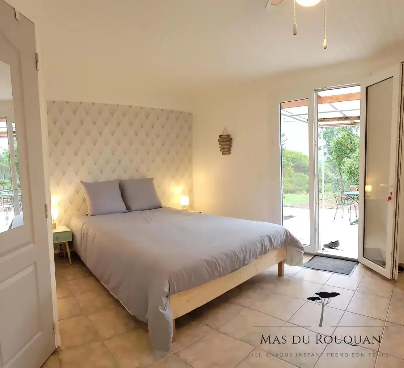 Photo of the whole room, Bed in Le Mas du Rouquan