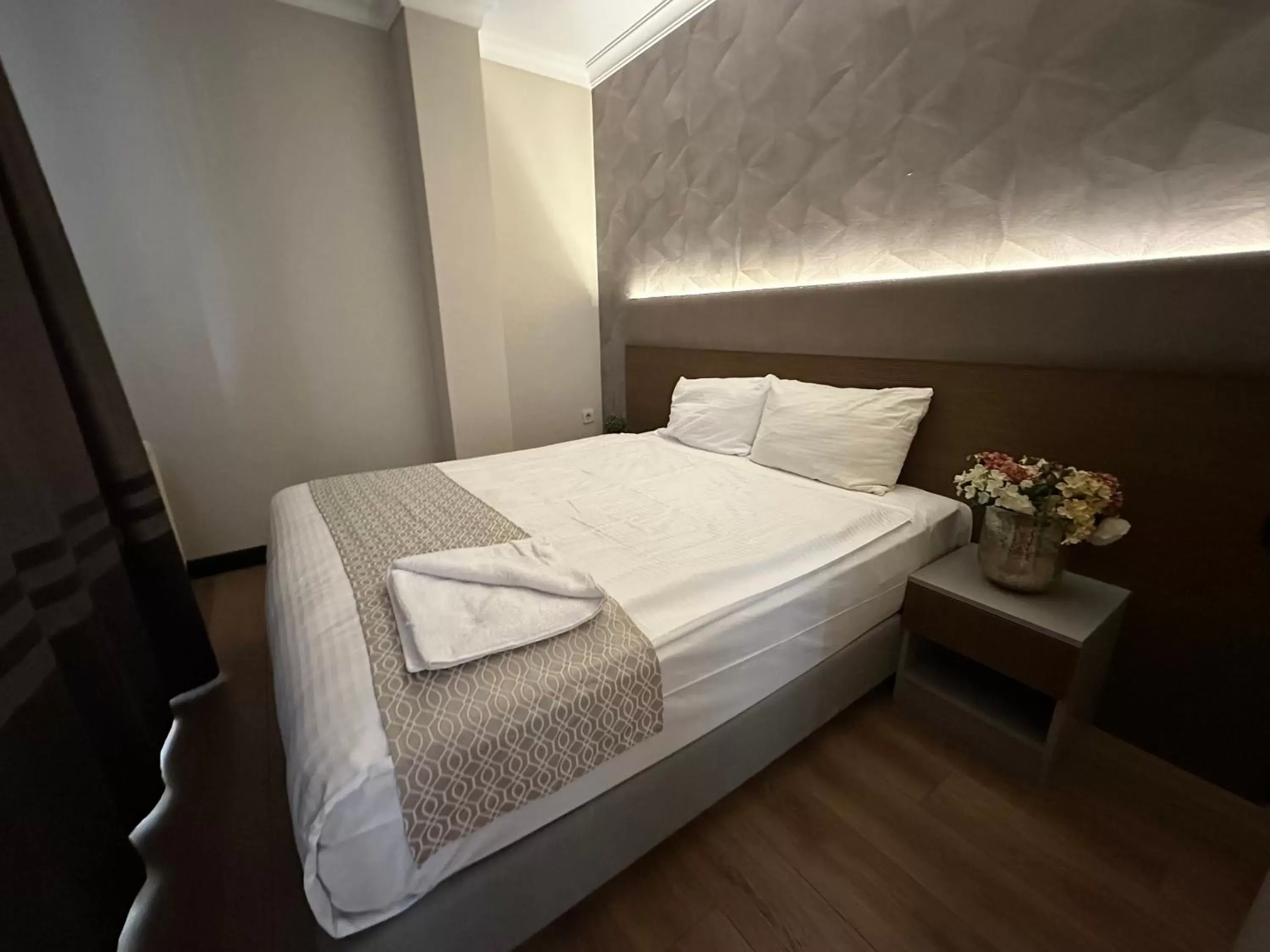 Photo of the whole room, Bed in Niconya Port Suite&Hotel
