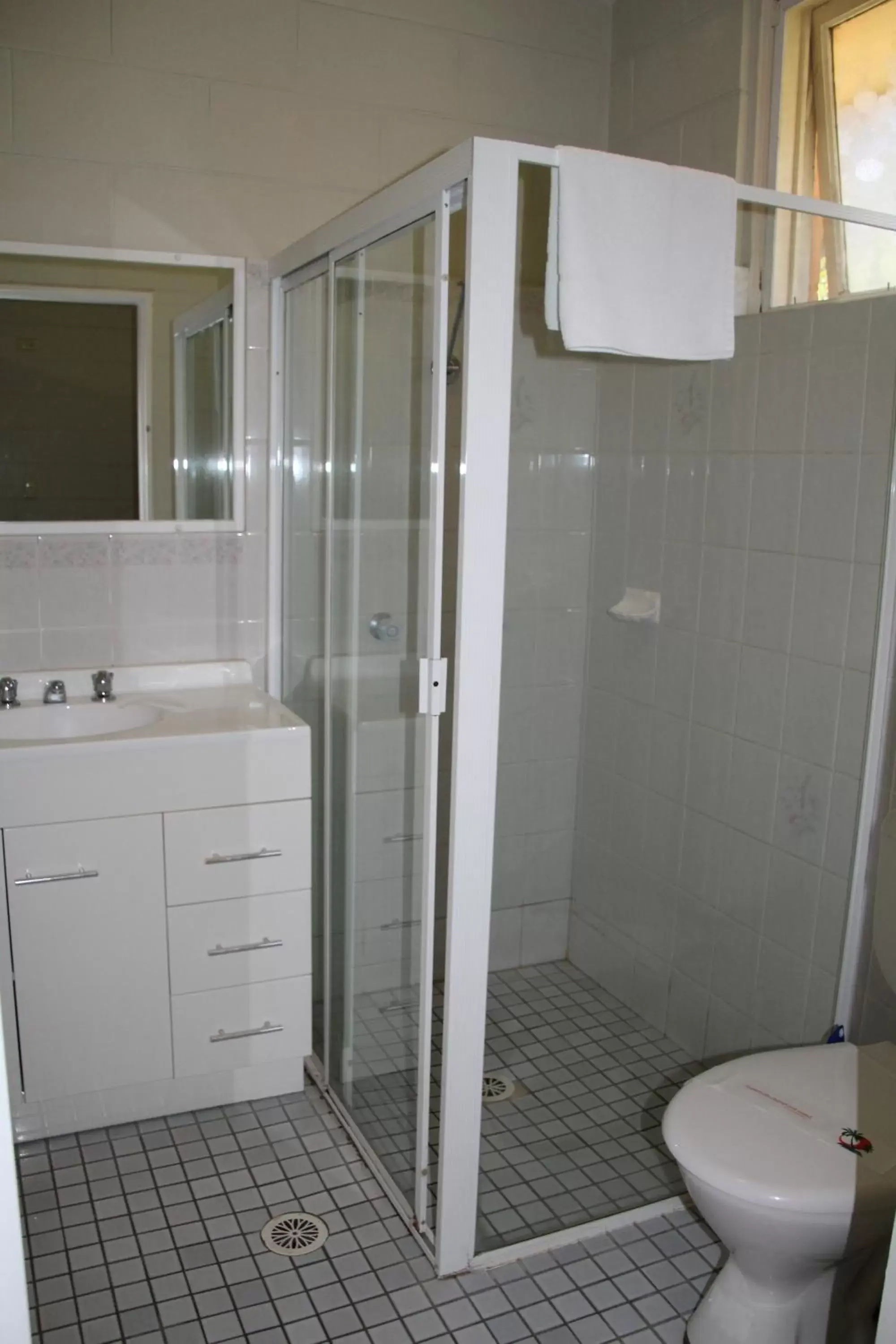 Shower, Bathroom in Central Coast Motel