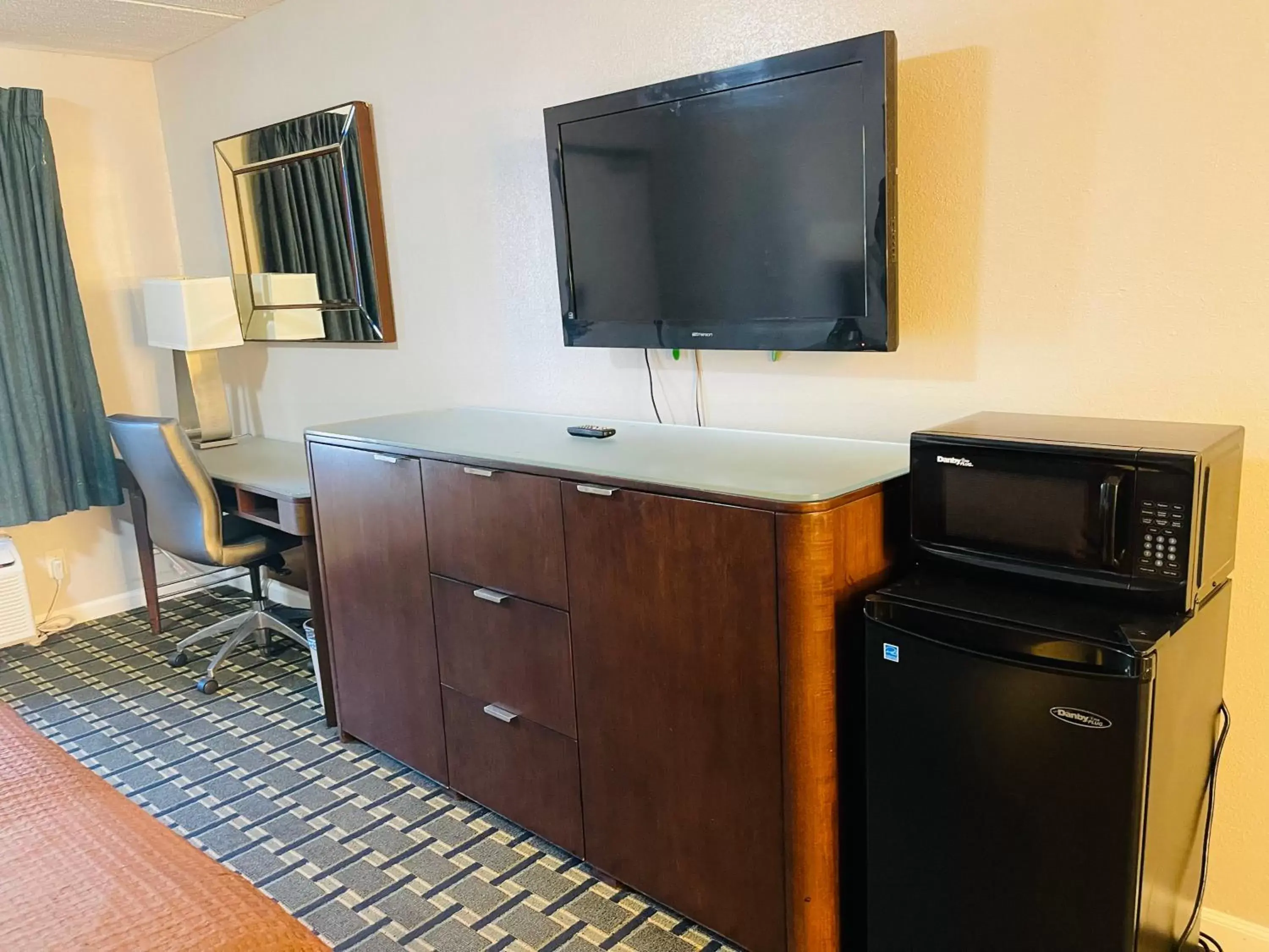 TV/Entertainment Center in Rodeway Inn