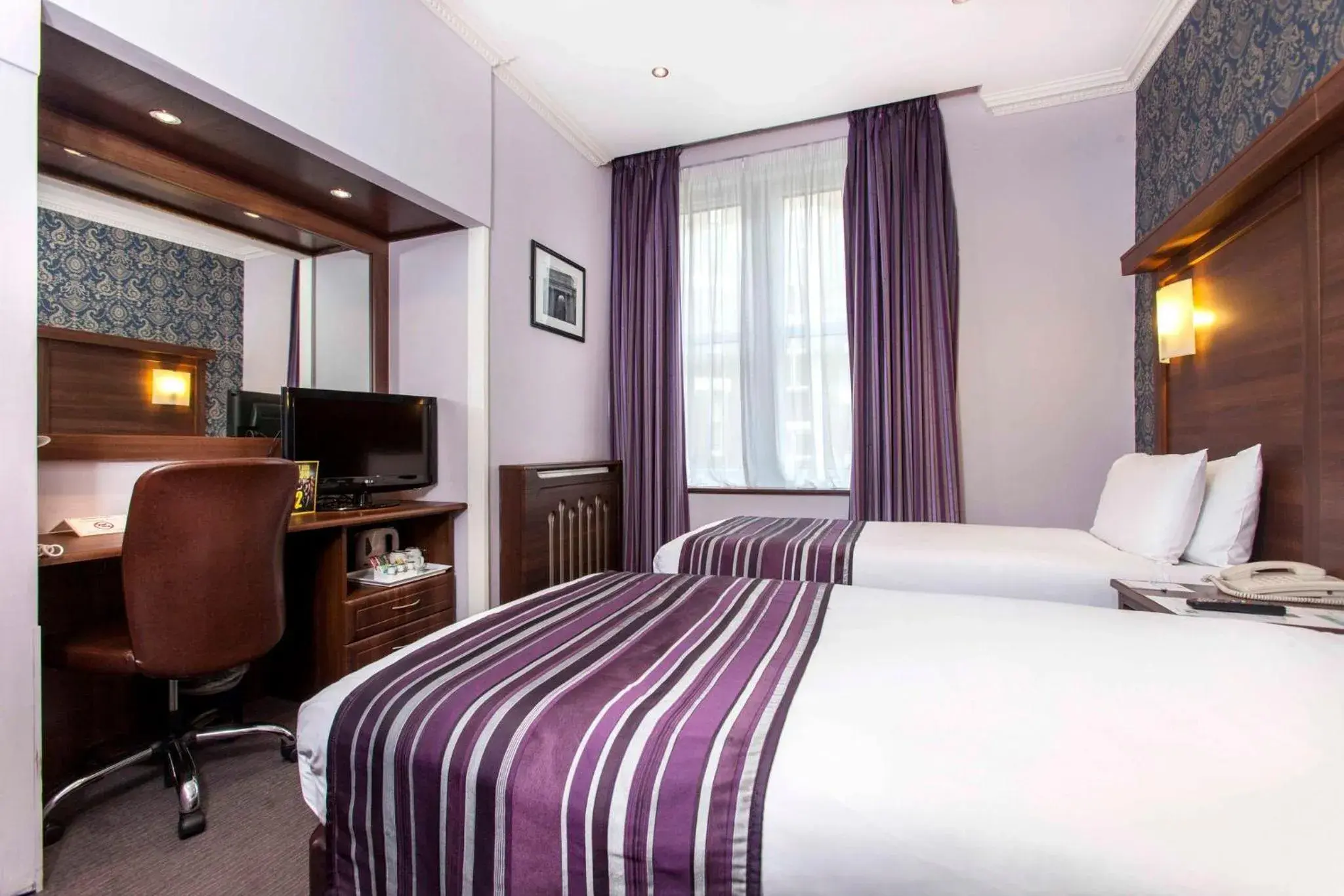 Photo of the whole room, Bed in Holiday Inn London Oxford Circus, an IHG Hotel