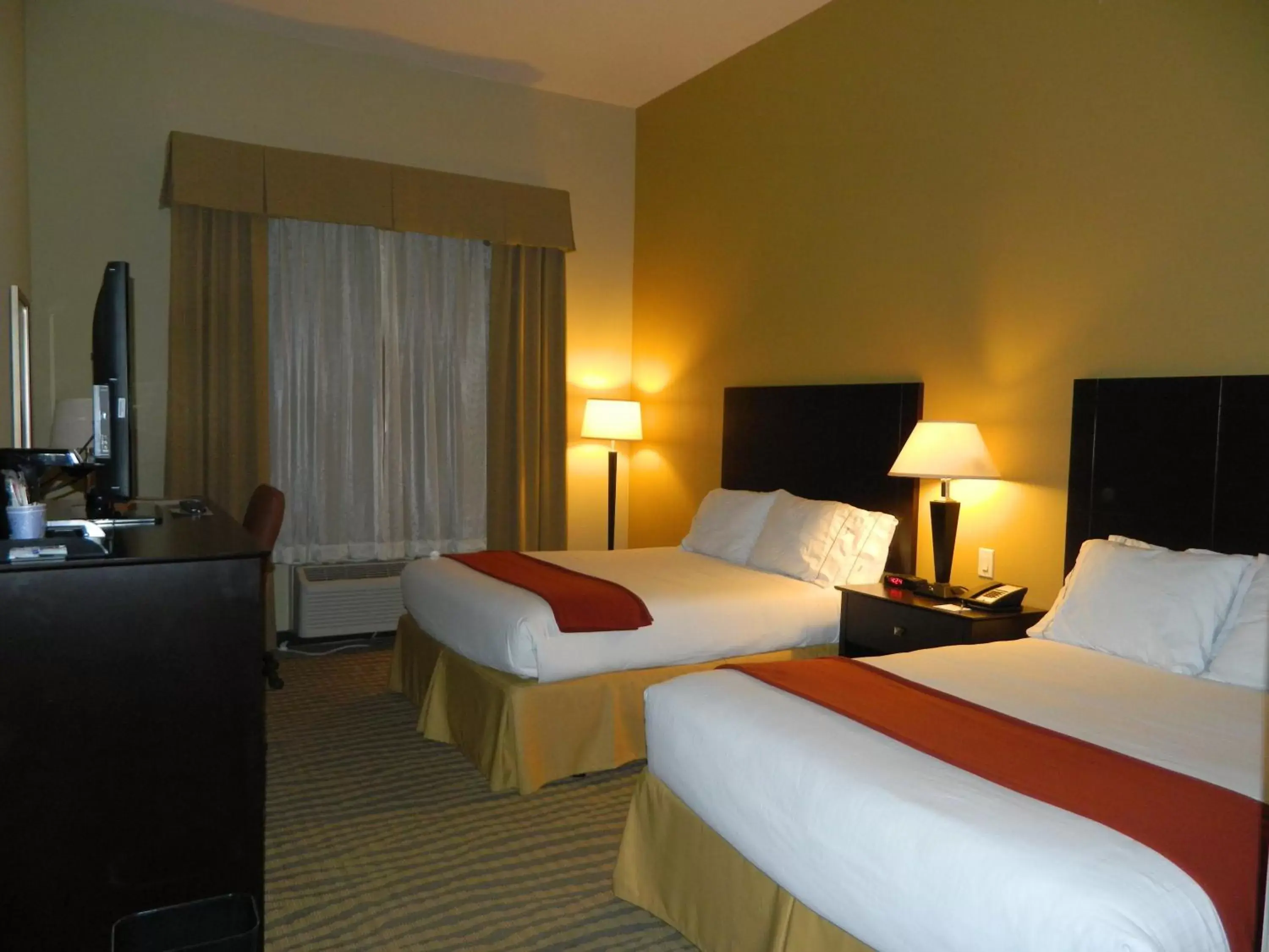 Bed in Holiday Inn Express & Suites Gallup East, an IHG Hotel