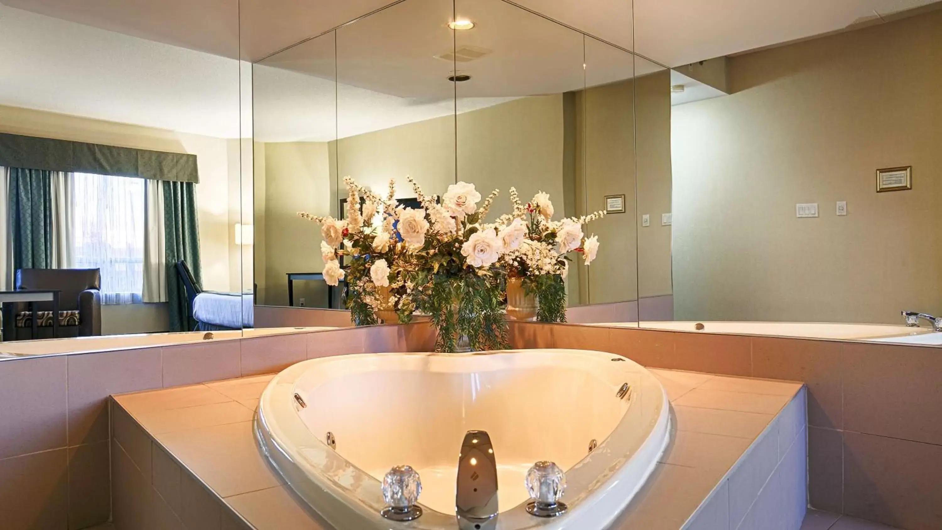 Photo of the whole room, Bathroom in Best Western Plus Travel Hotel Toronto Airport