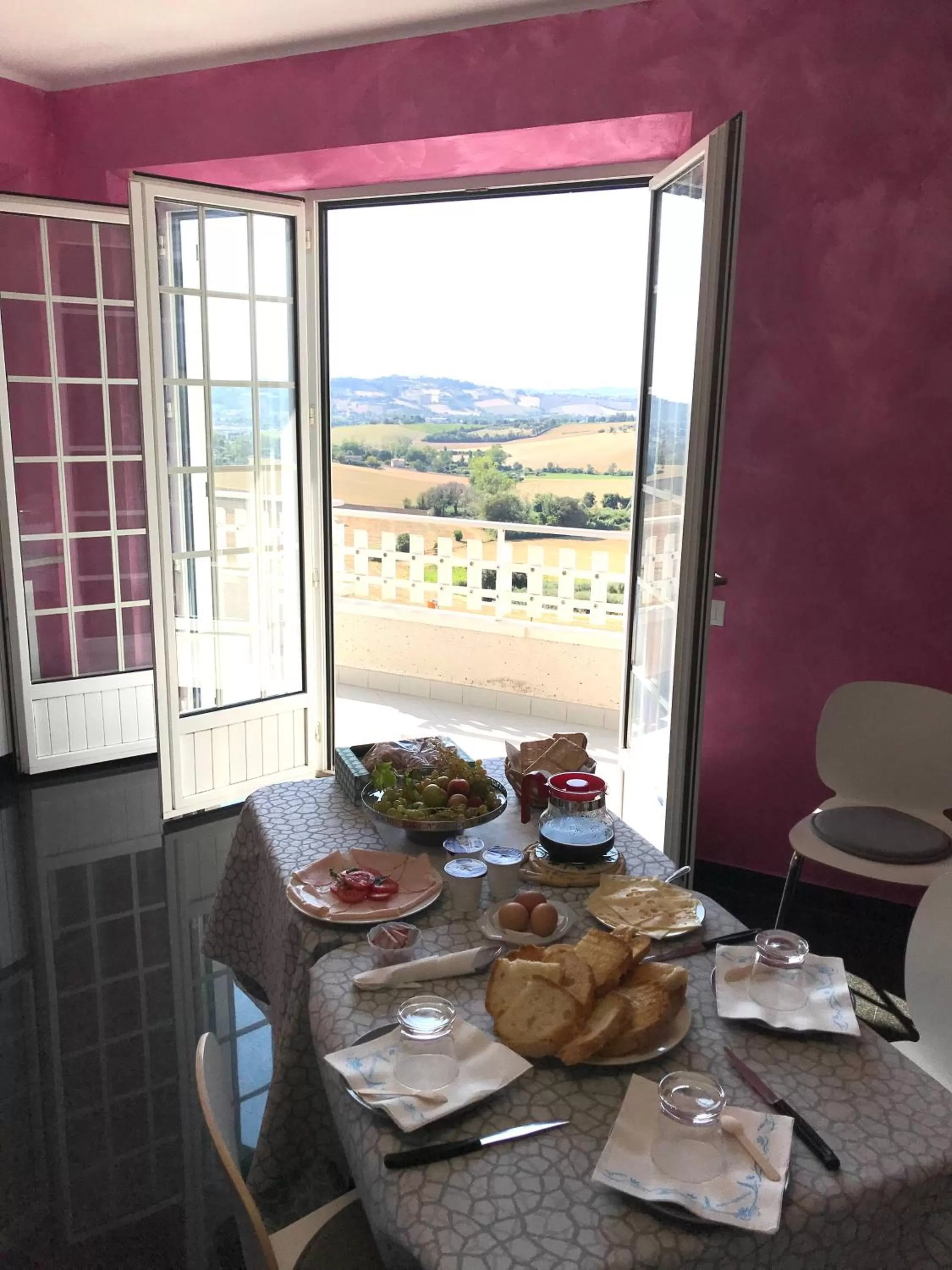 Breakfast, Dining Area in OAK TREE 114 BnB