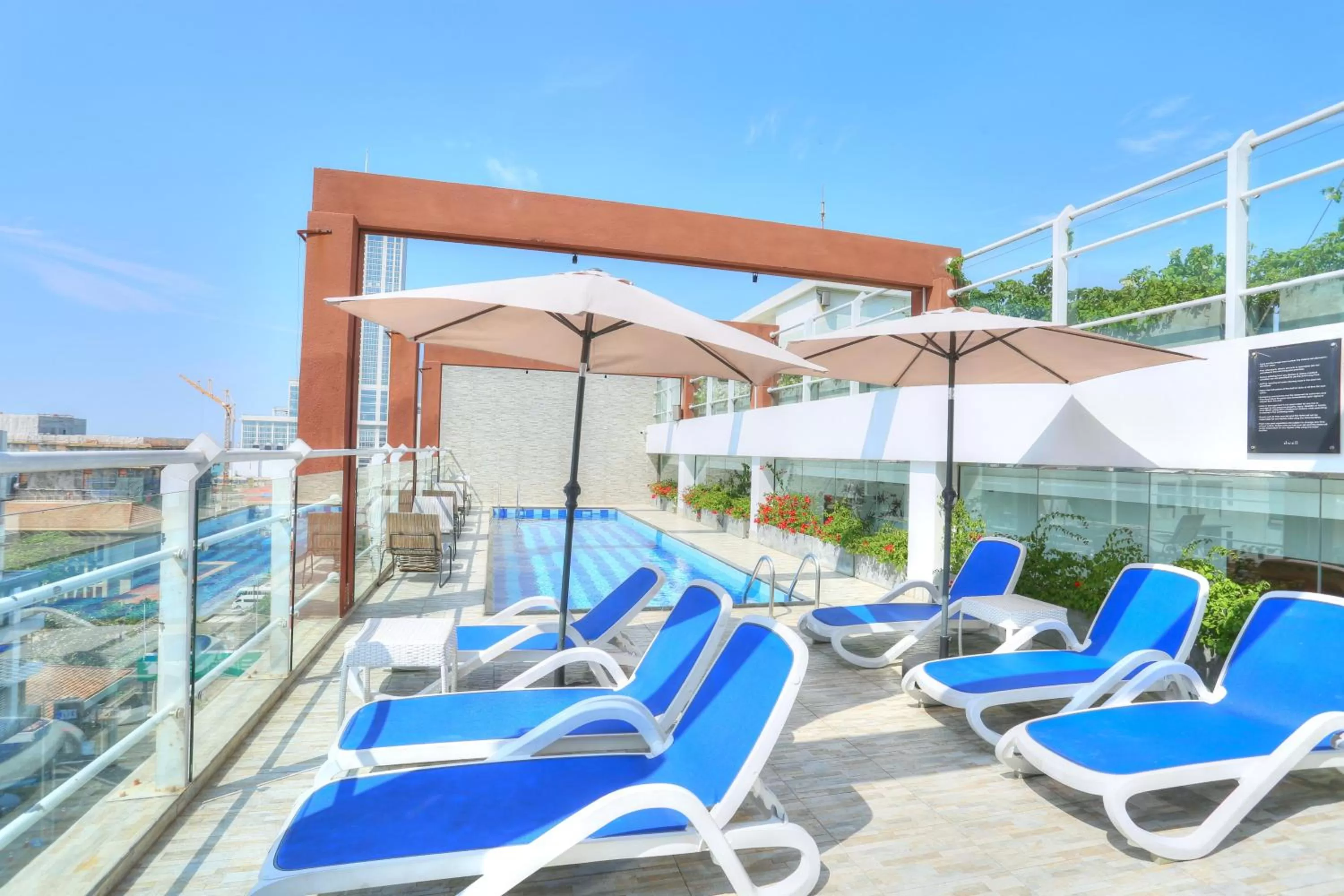 Swimming pool in Morven Hotel Colombo