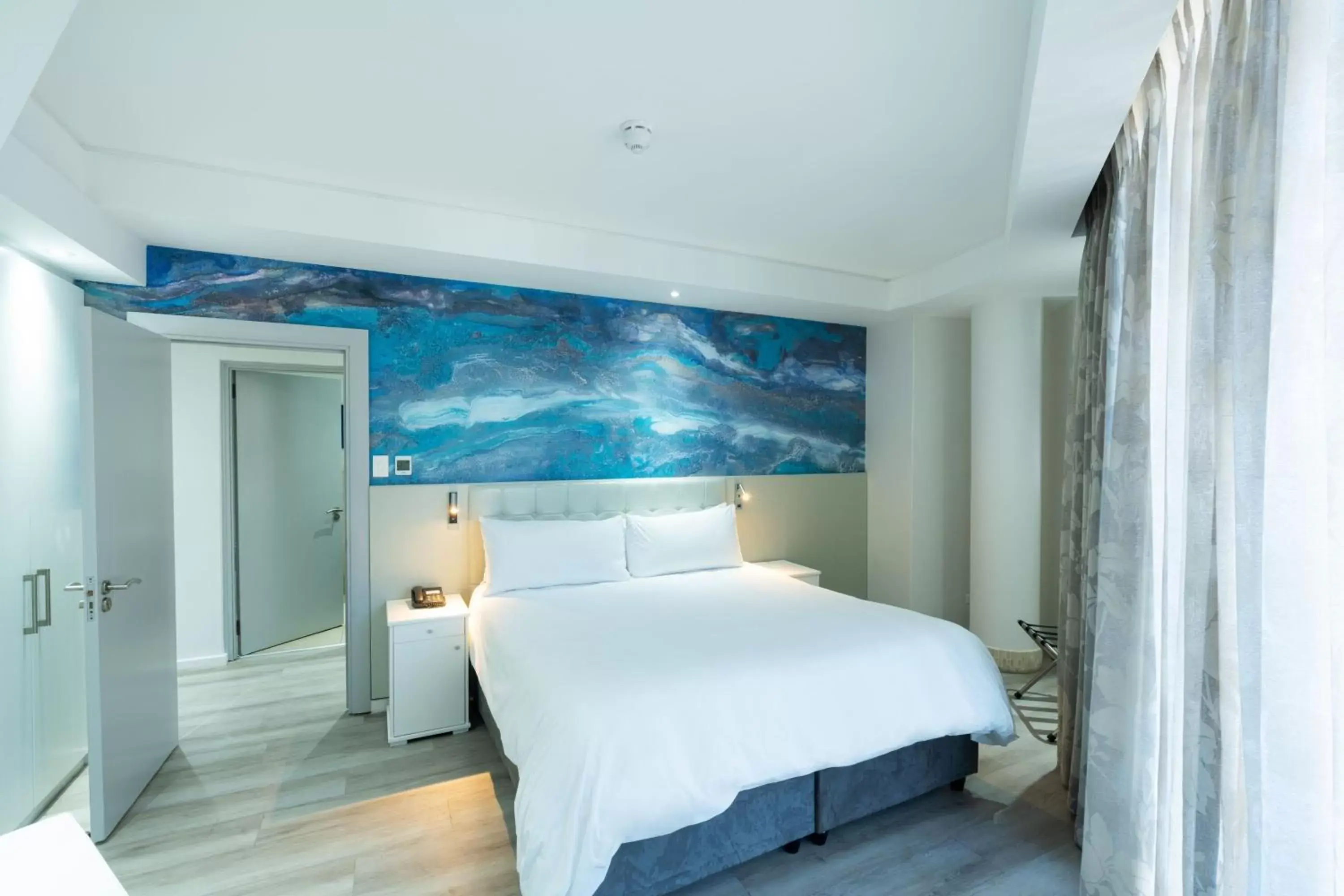 Photo of the whole room, Bed in Protea Hotel by Marriott Cape Town North Wharf