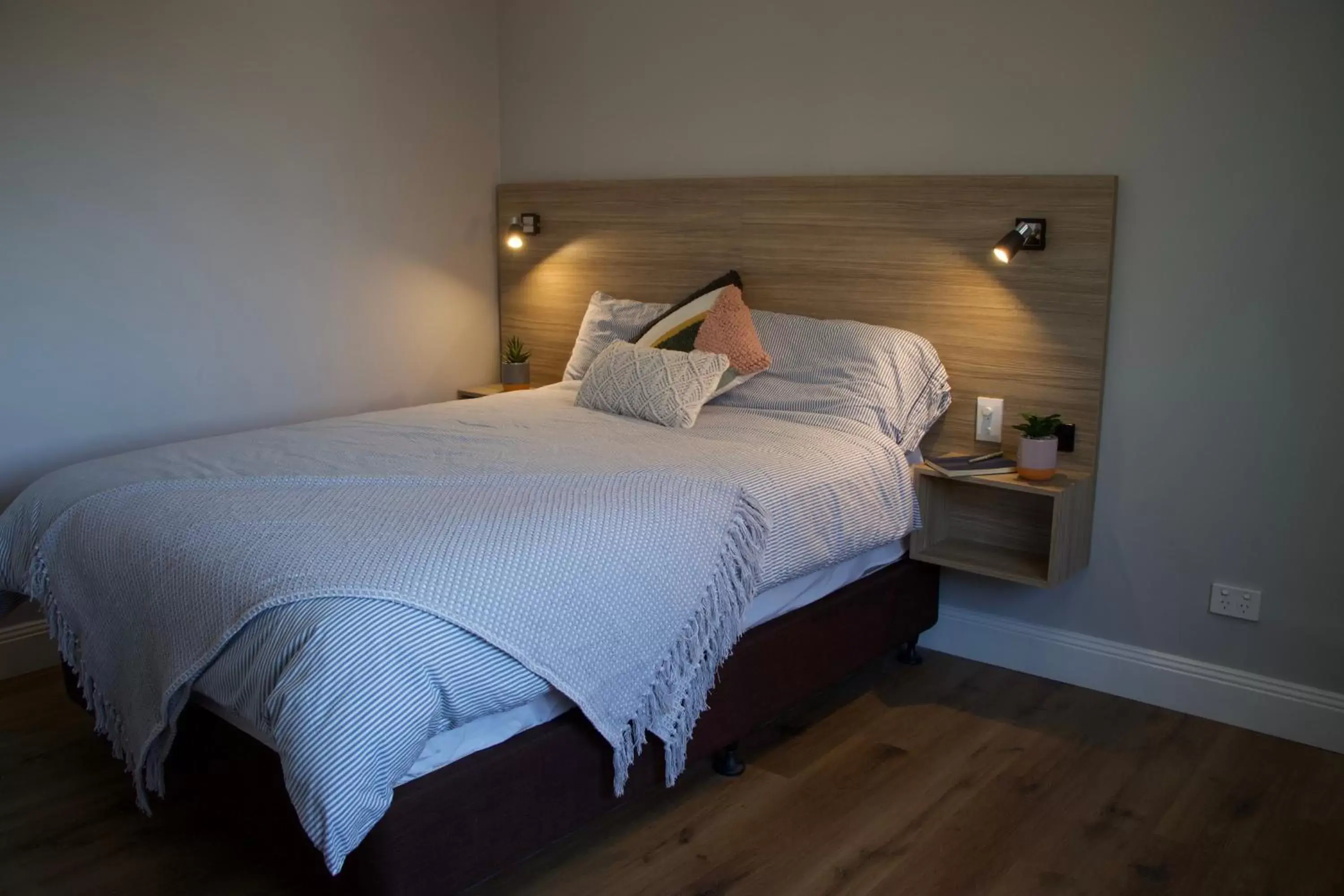 Bedroom, Bed in Carnarvon Lodge Kirribilli, Sydney