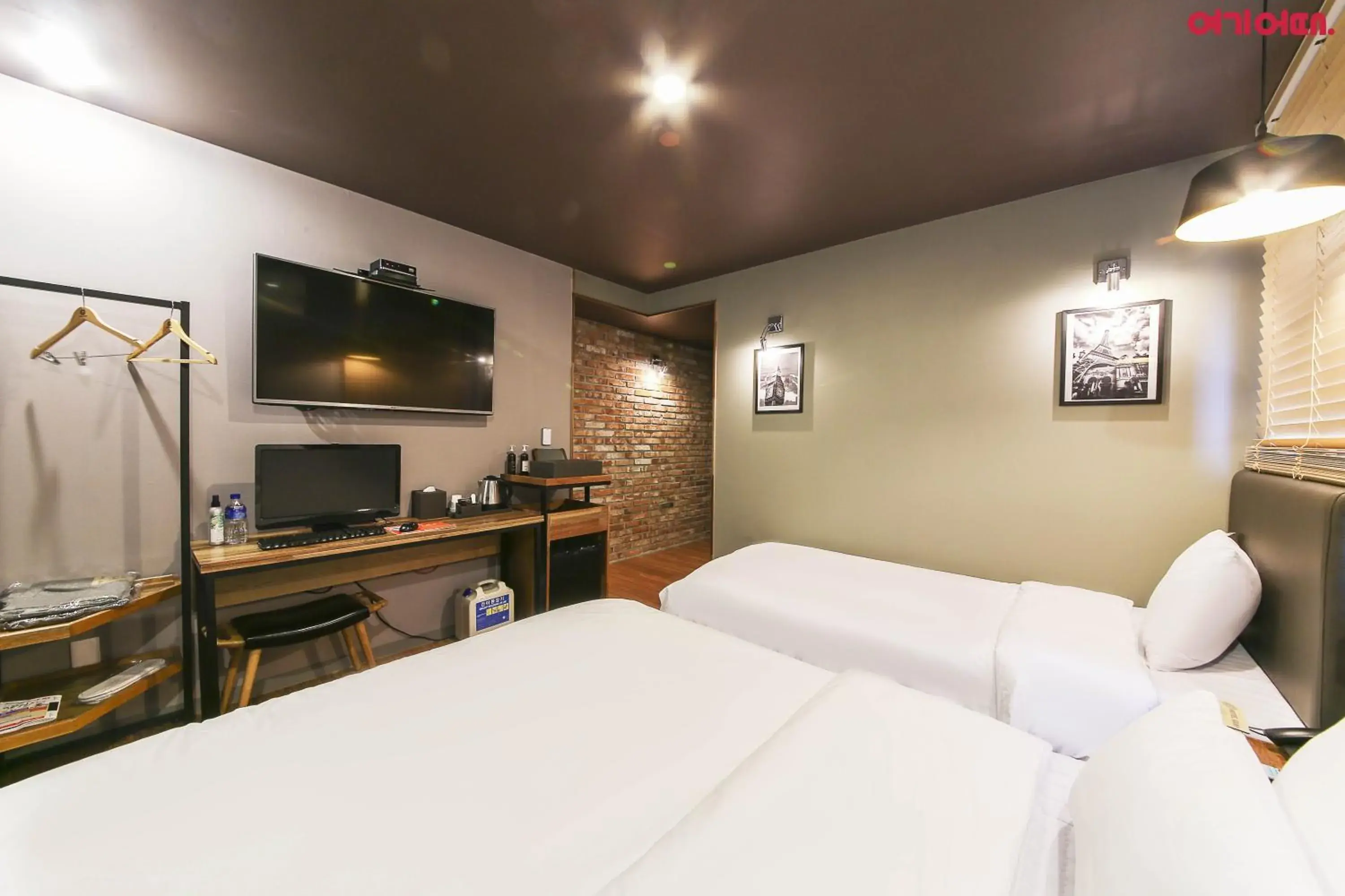 Bedroom, TV/Entertainment Center in Hotel Gray