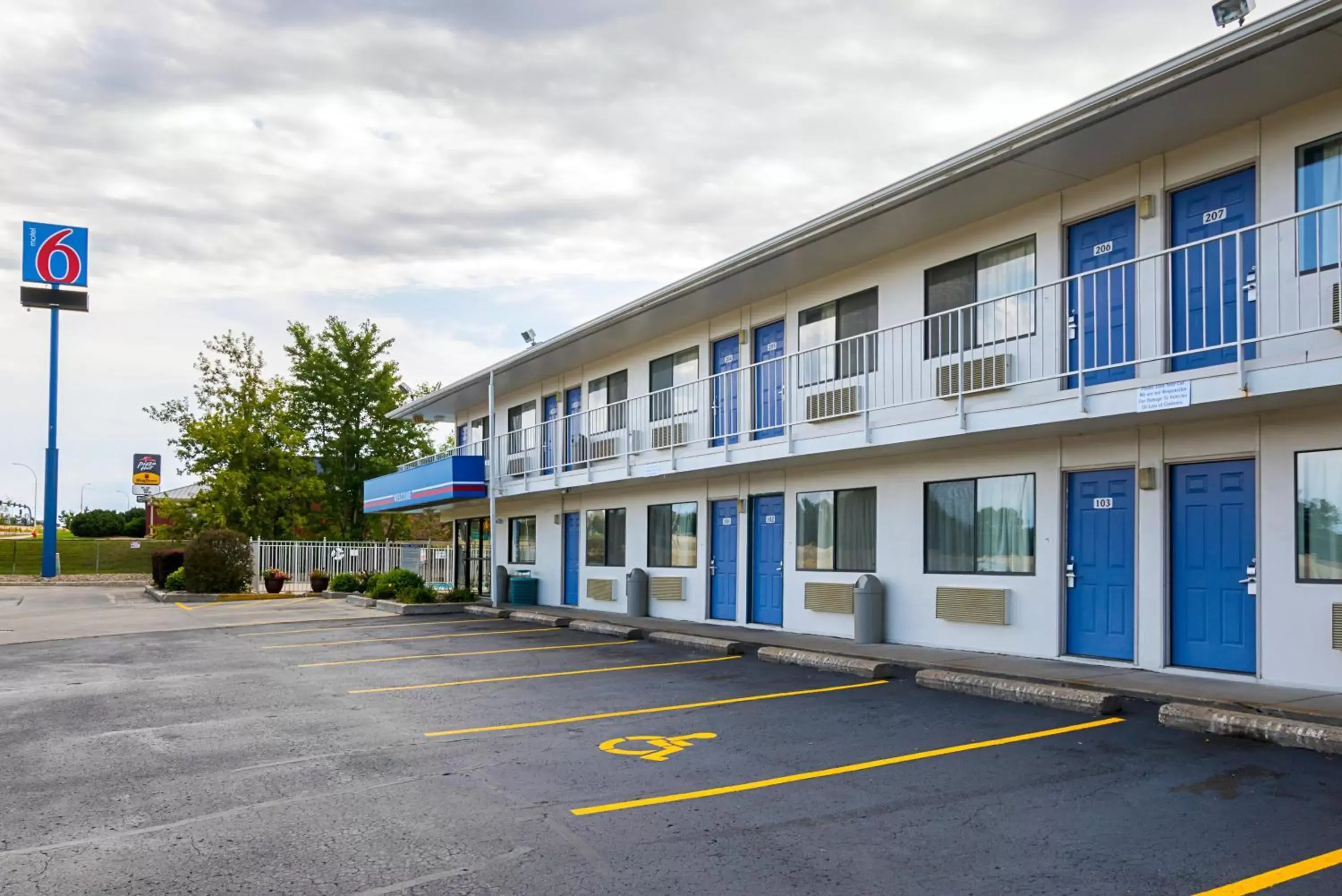 Facade/Entrance in Motel 6-Rochester, MN