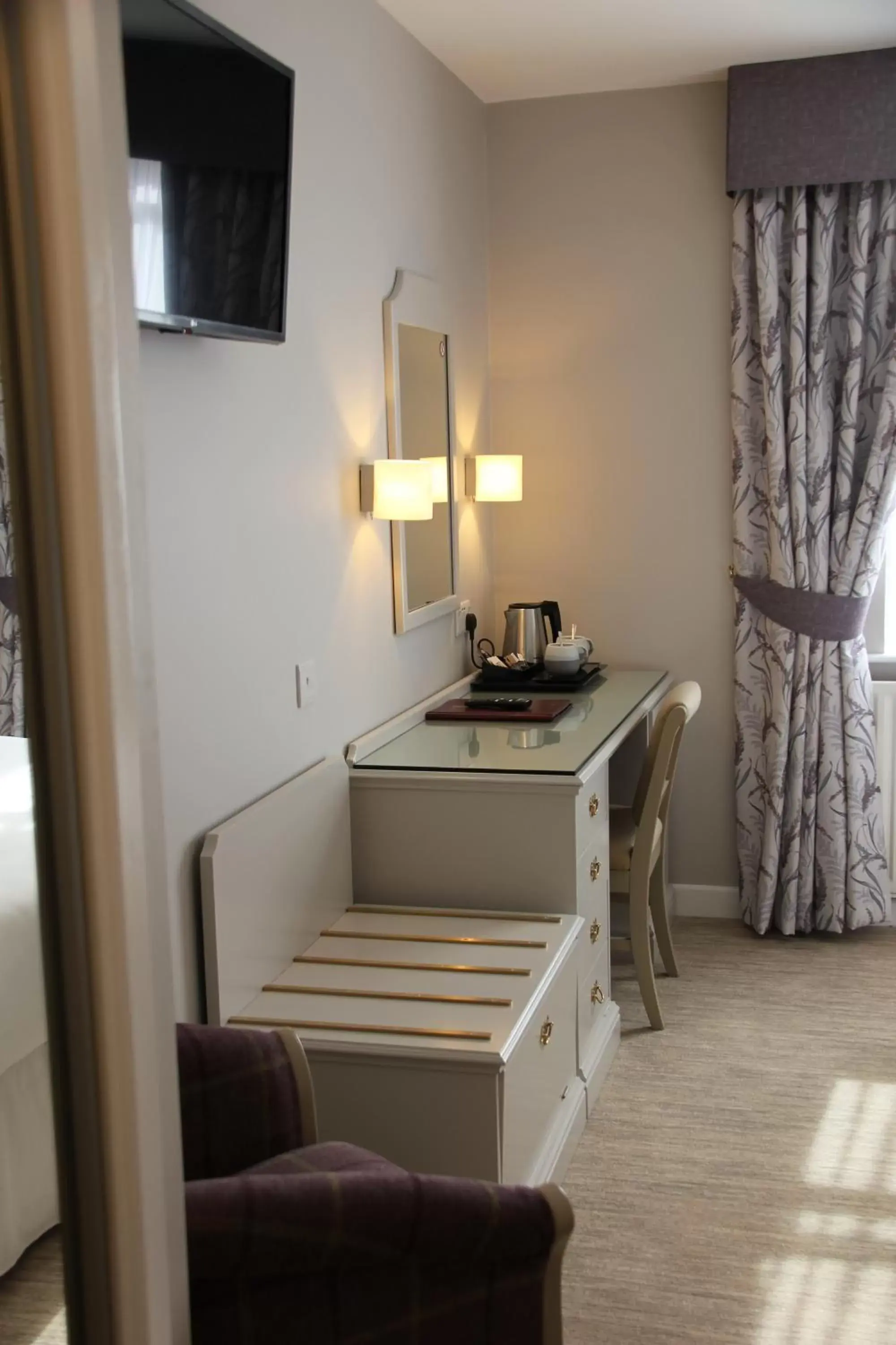 Bedroom, Seating Area in Centennial Hotel