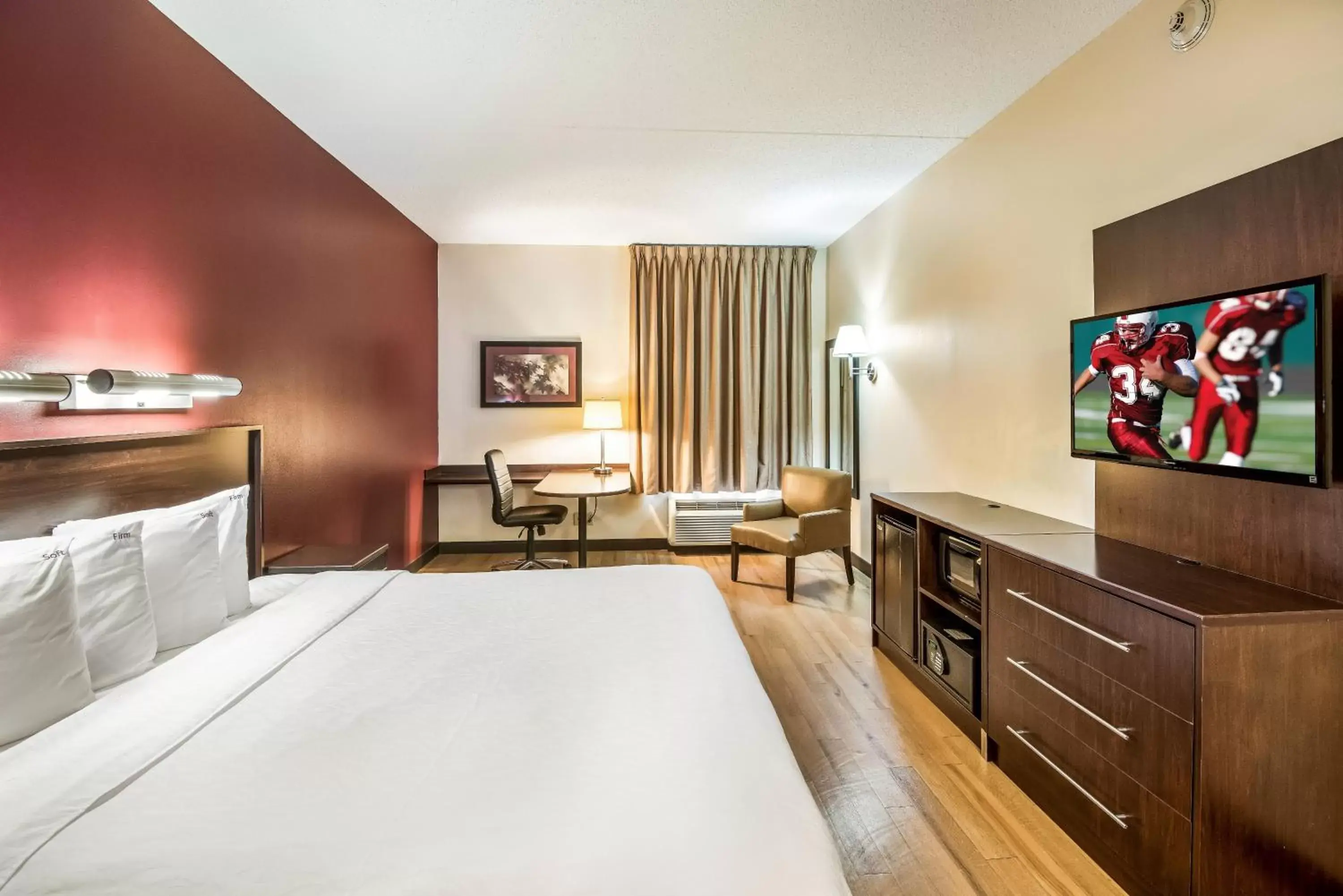 Photo of the whole room, TV/Entertainment Center in Red Roof Inn PLUS+ San Antonio Downtown - Riverwalk