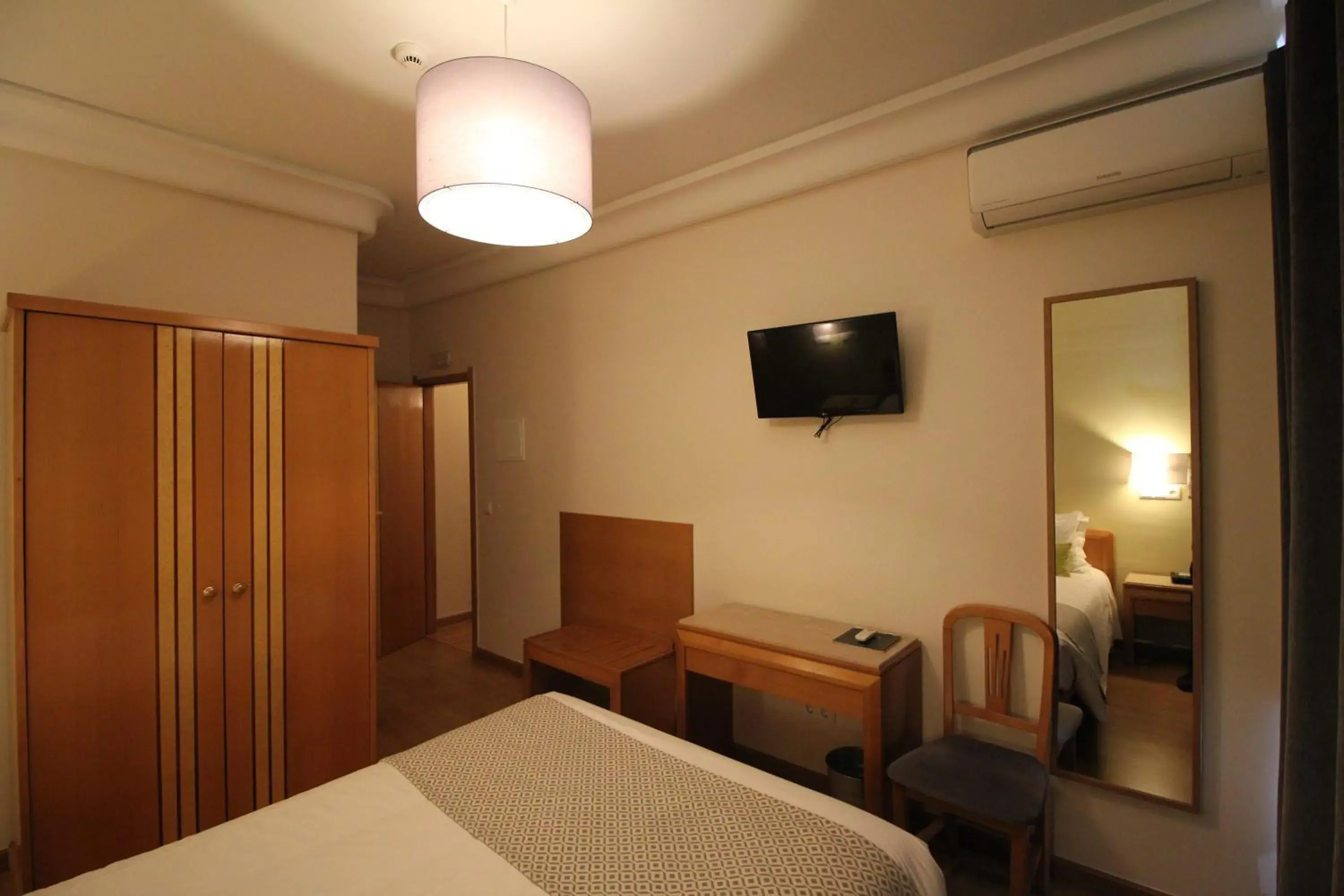 Bedroom, TV/Entertainment Center in Imperador Hotel