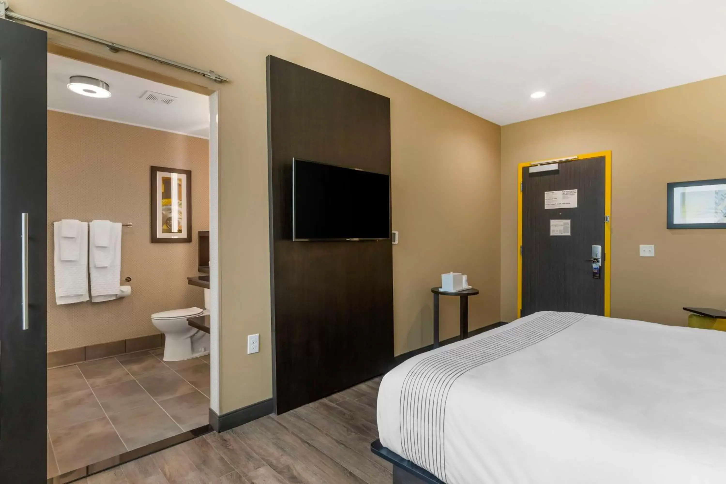 Bedroom, TV/Entertainment Center in GLo Best Western Pooler - Savannah Airport Hotel