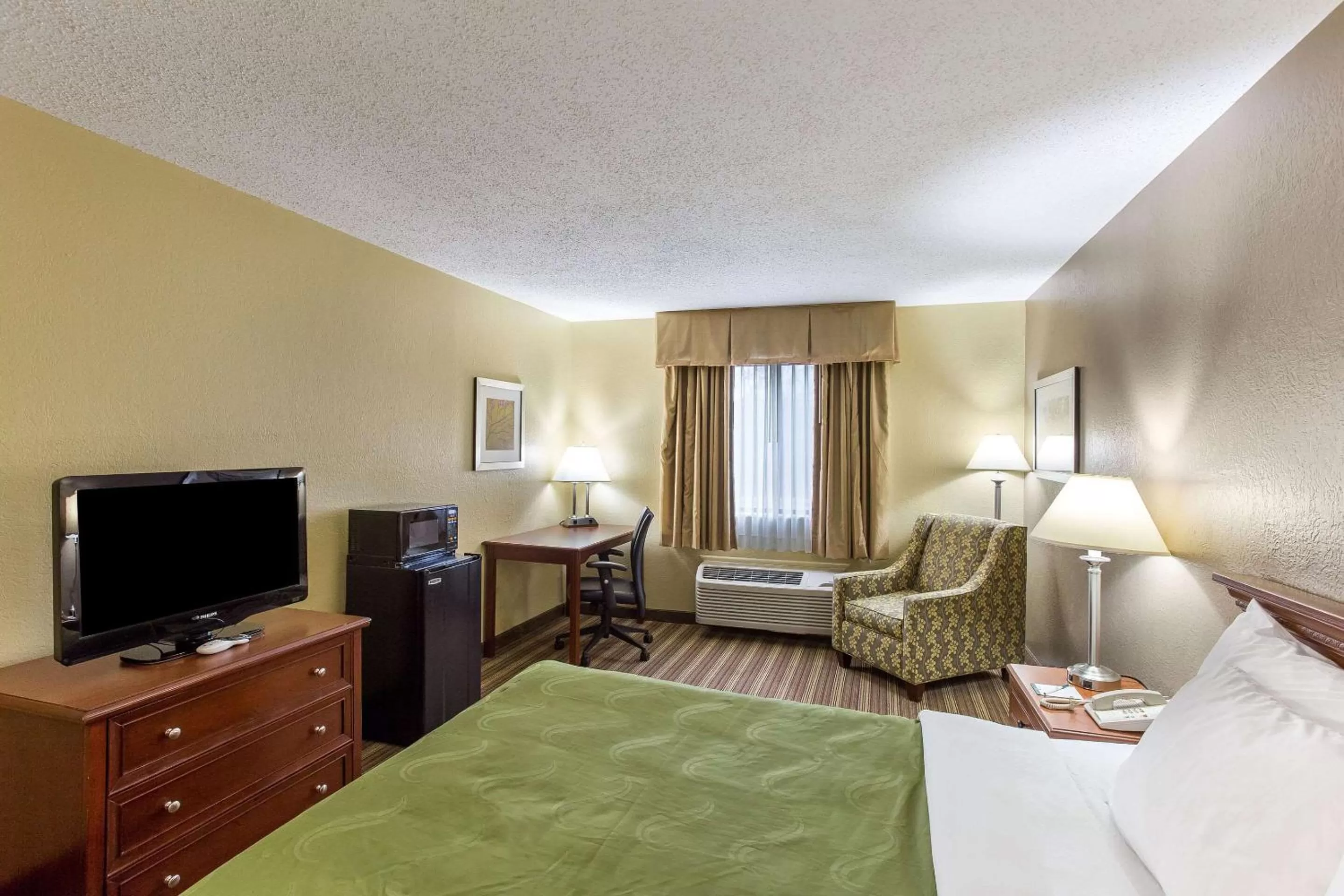 Photo of the whole room, Bed in Quality Inn