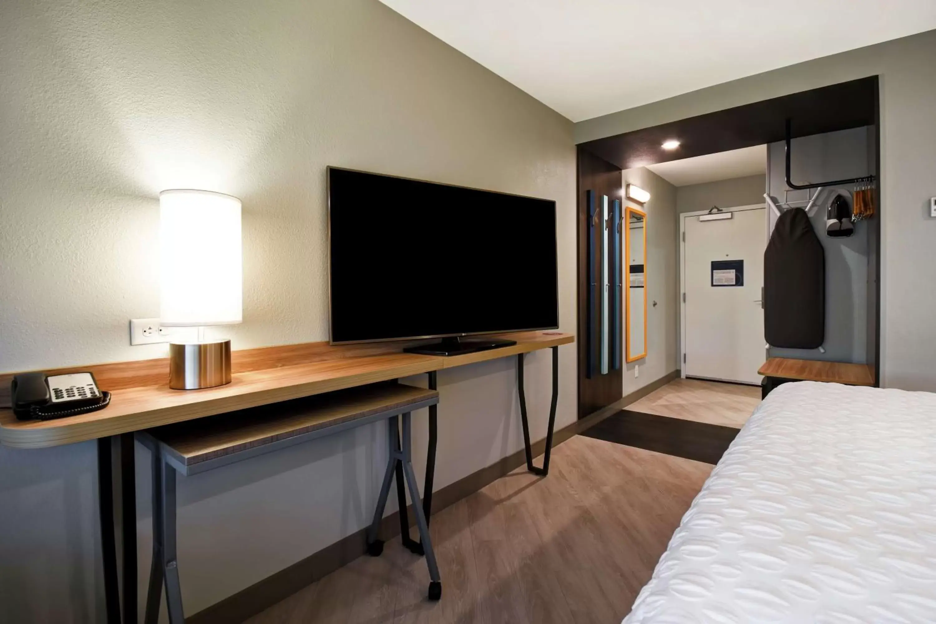 Bedroom, TV/Entertainment Center in Tru By Hilton Smyrna Nashville