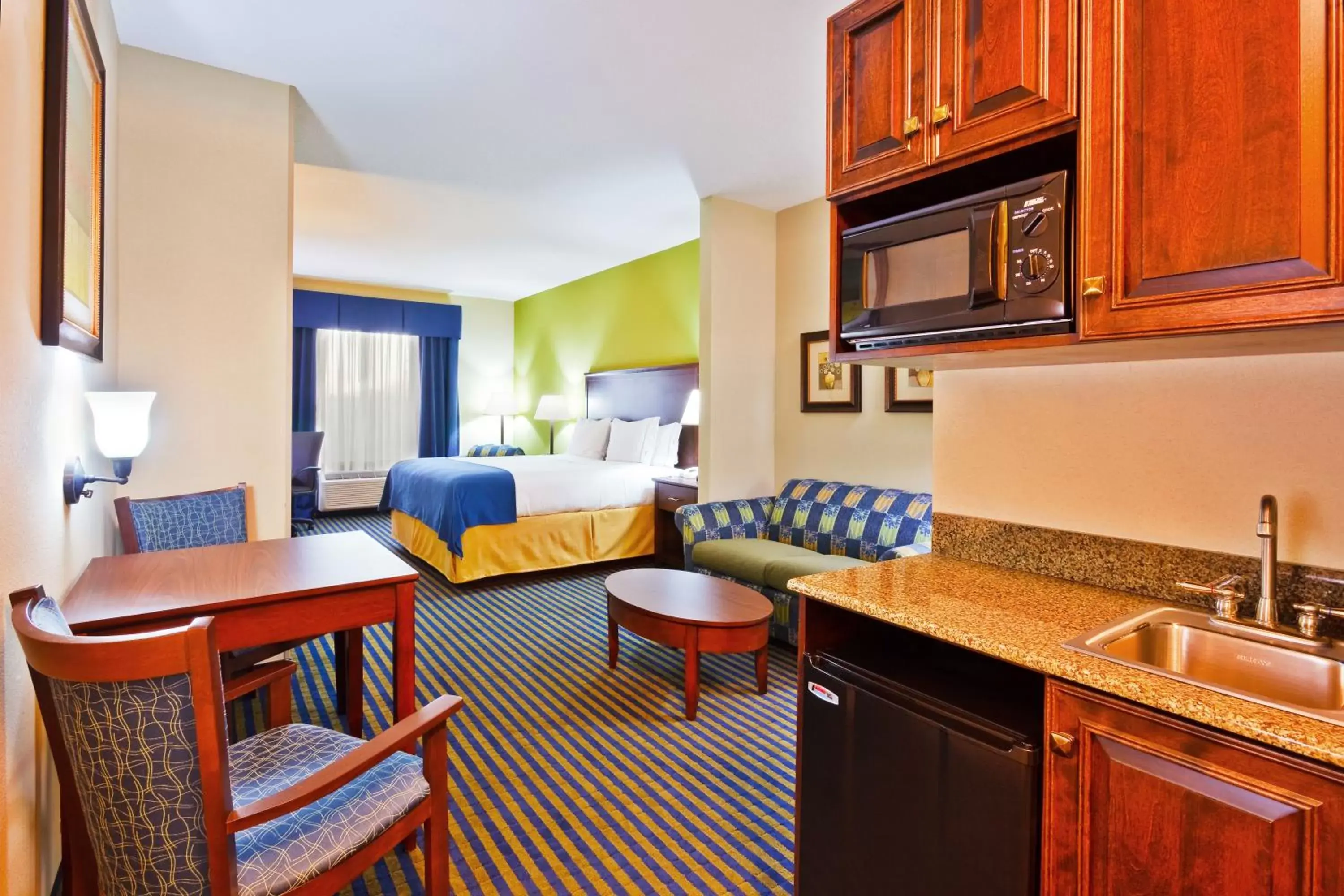 Kitchen/Kitchenette in Holiday Inn Express Hotel & Suites Ooltewah Springs - Chattanooga, an IHG Hotel